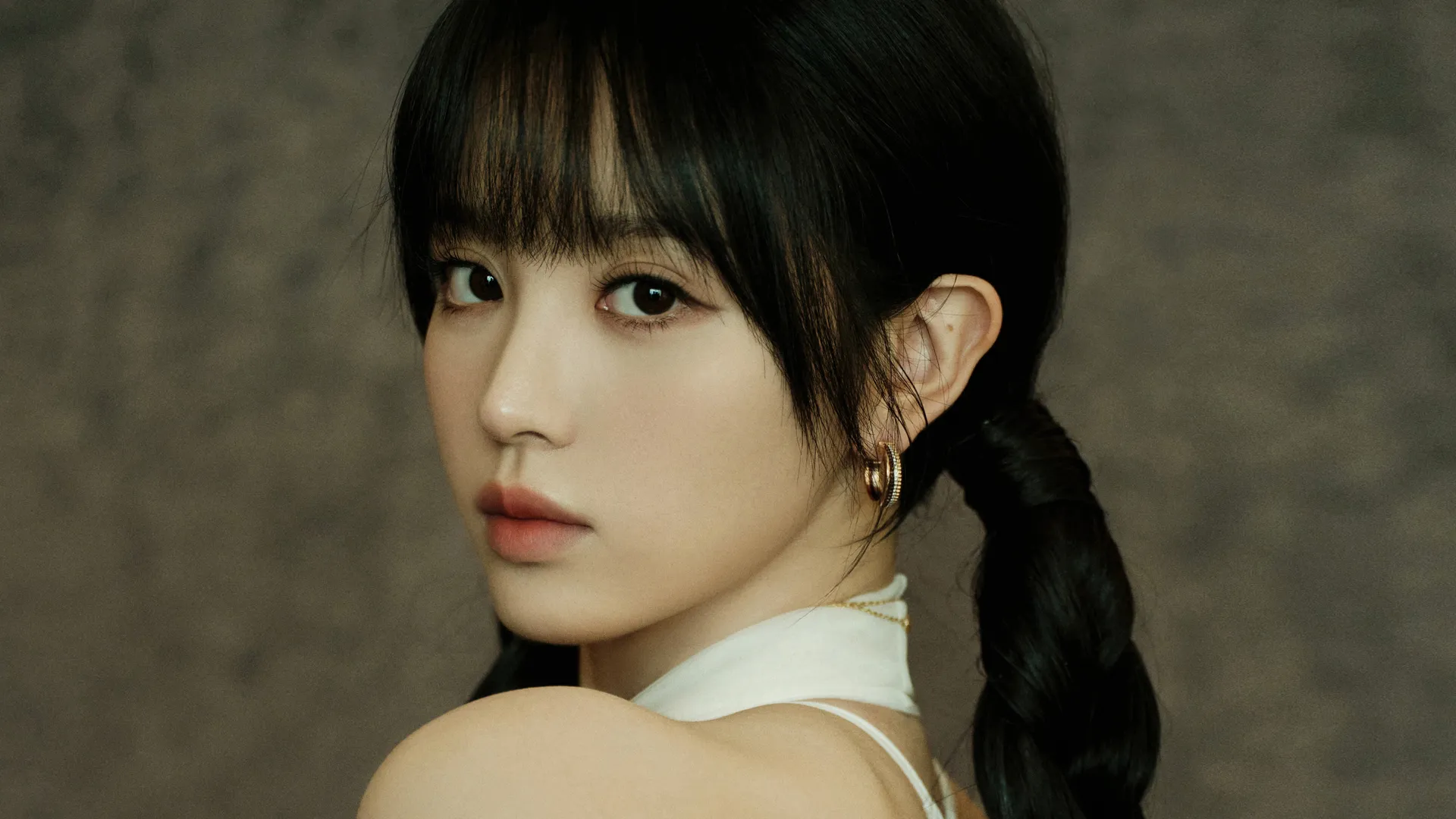 4k 复古编发田曦薇写真壁纸 冷调质感轻奢风格桌面下载