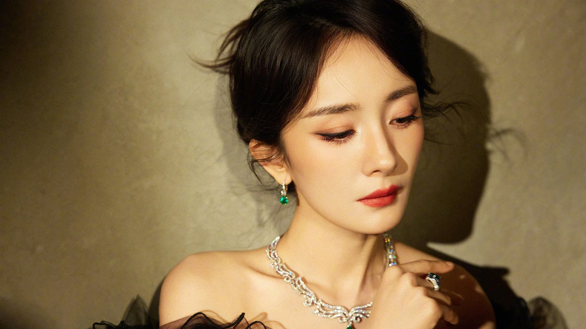 鎏光奢品 4K 杨幂壁纸 高级质感珠宝人像场景桌面背景