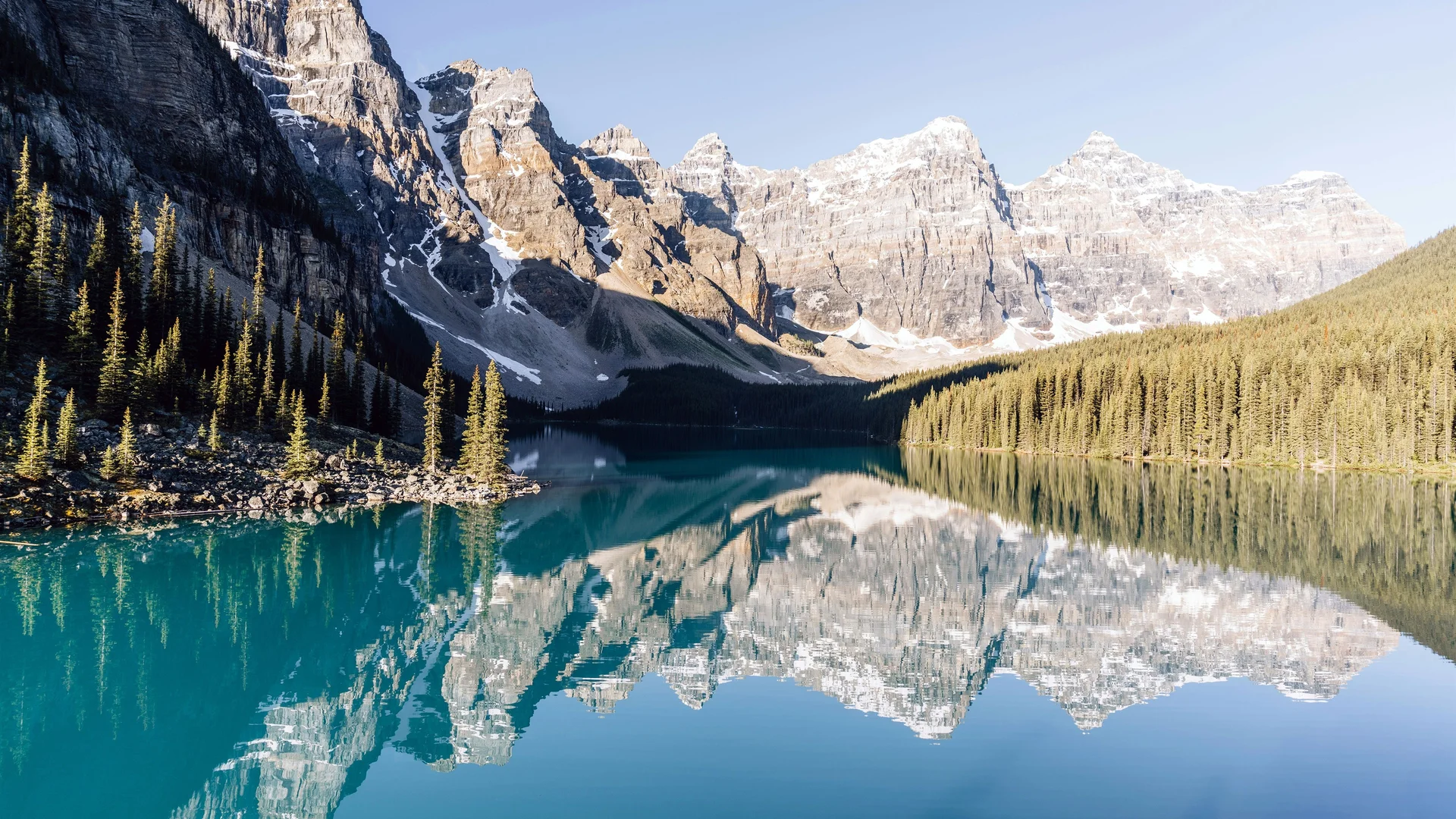 冰蓝镜湖 4K 自然壁纸 澄澈通透感山湖景观场景桌面背景