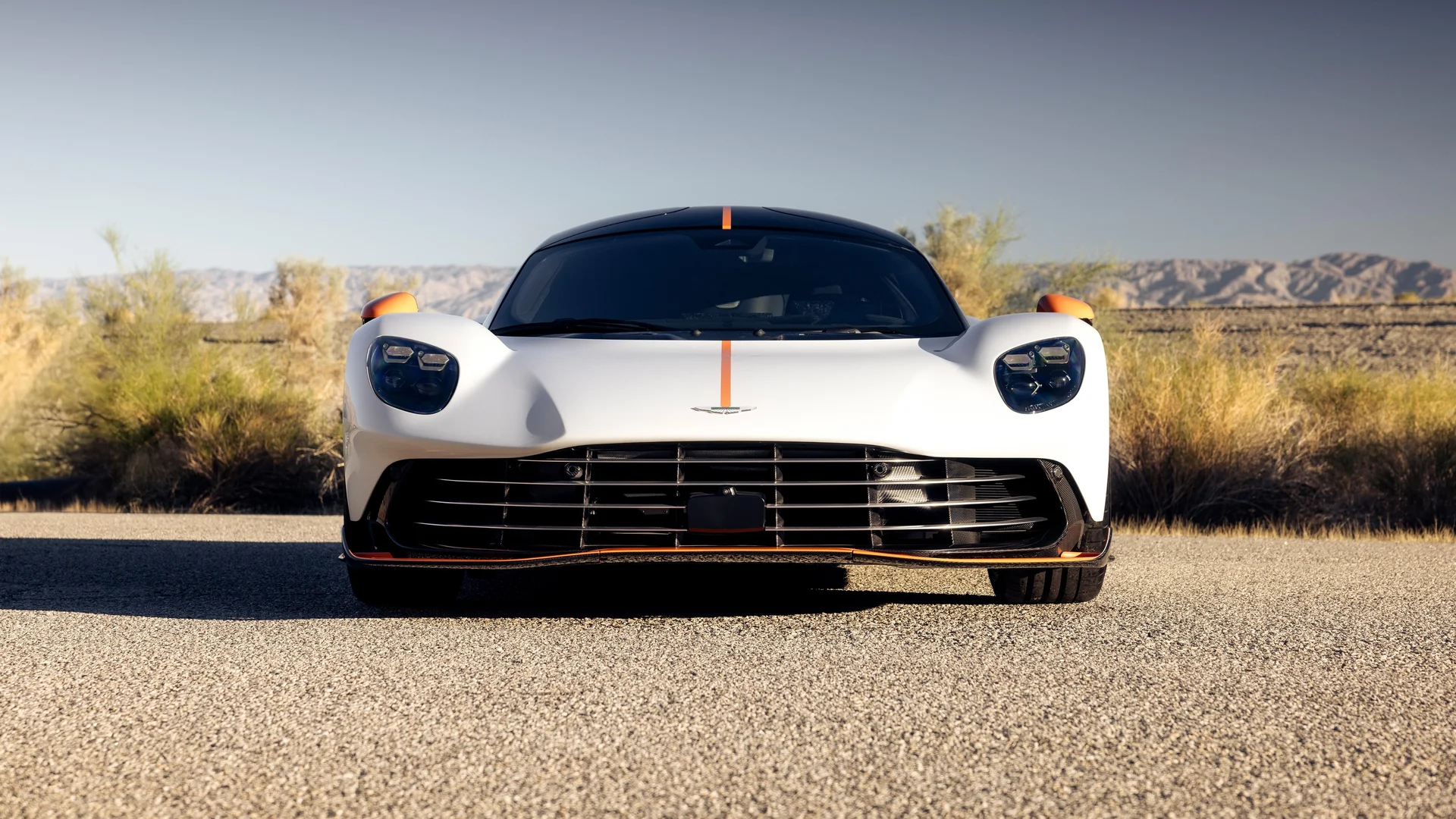 白橙超跑 4K 豪车壁纸 动感活力英伦跑车场景桌面背景