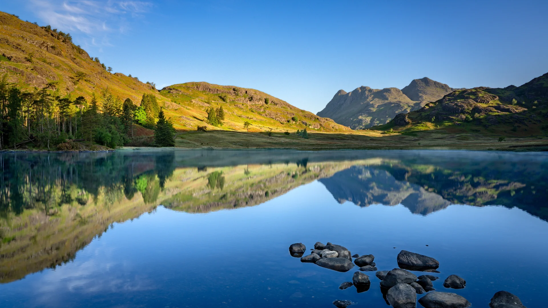 镜湖翠谷 4K 自然壁纸 澄澈空灵感山湖翠谷场景桌面背景4K壁纸_4K风景