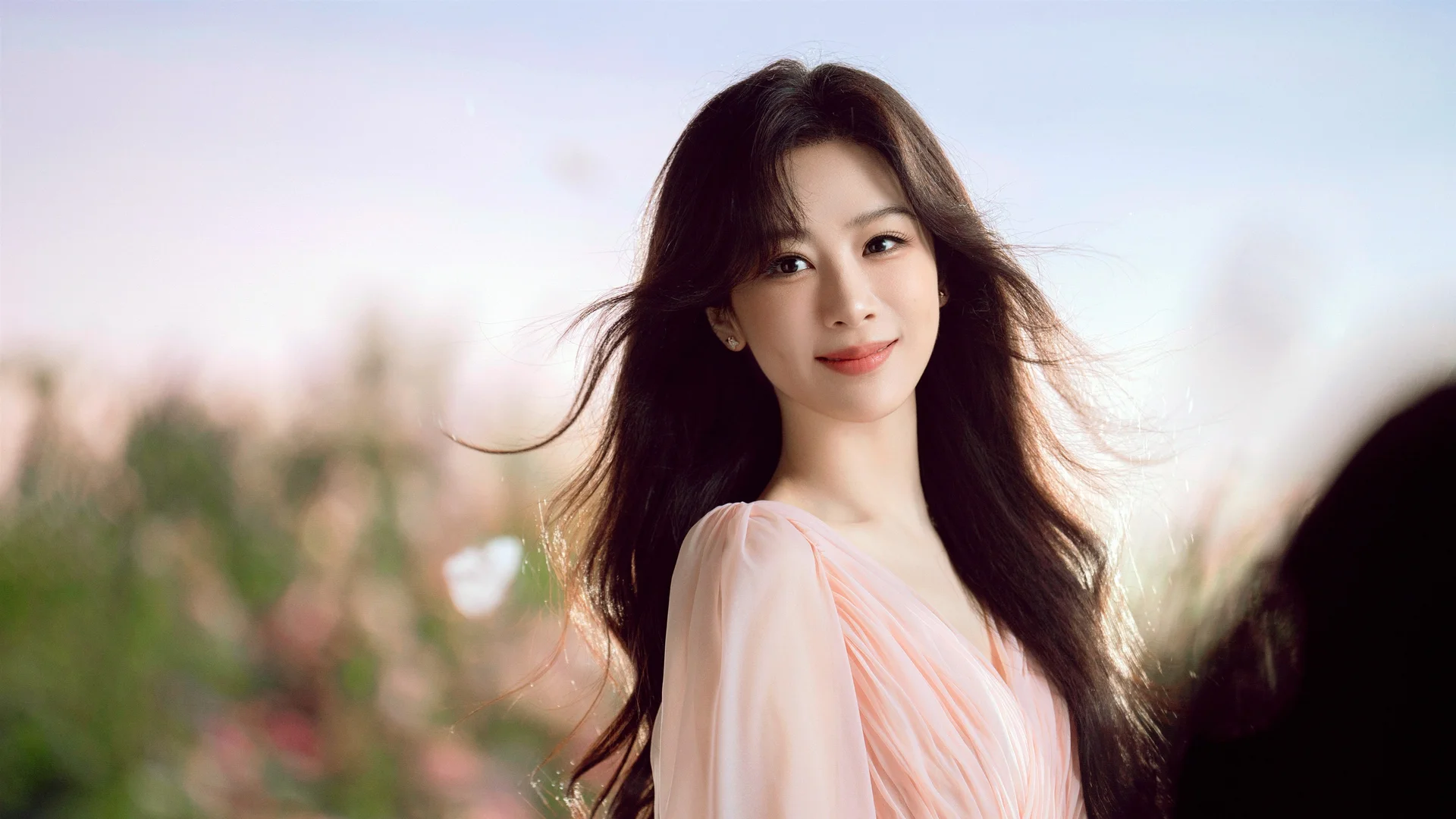 柔光粉裙 4K 杨紫壁纸 清透温柔感户外人像场景桌面背景