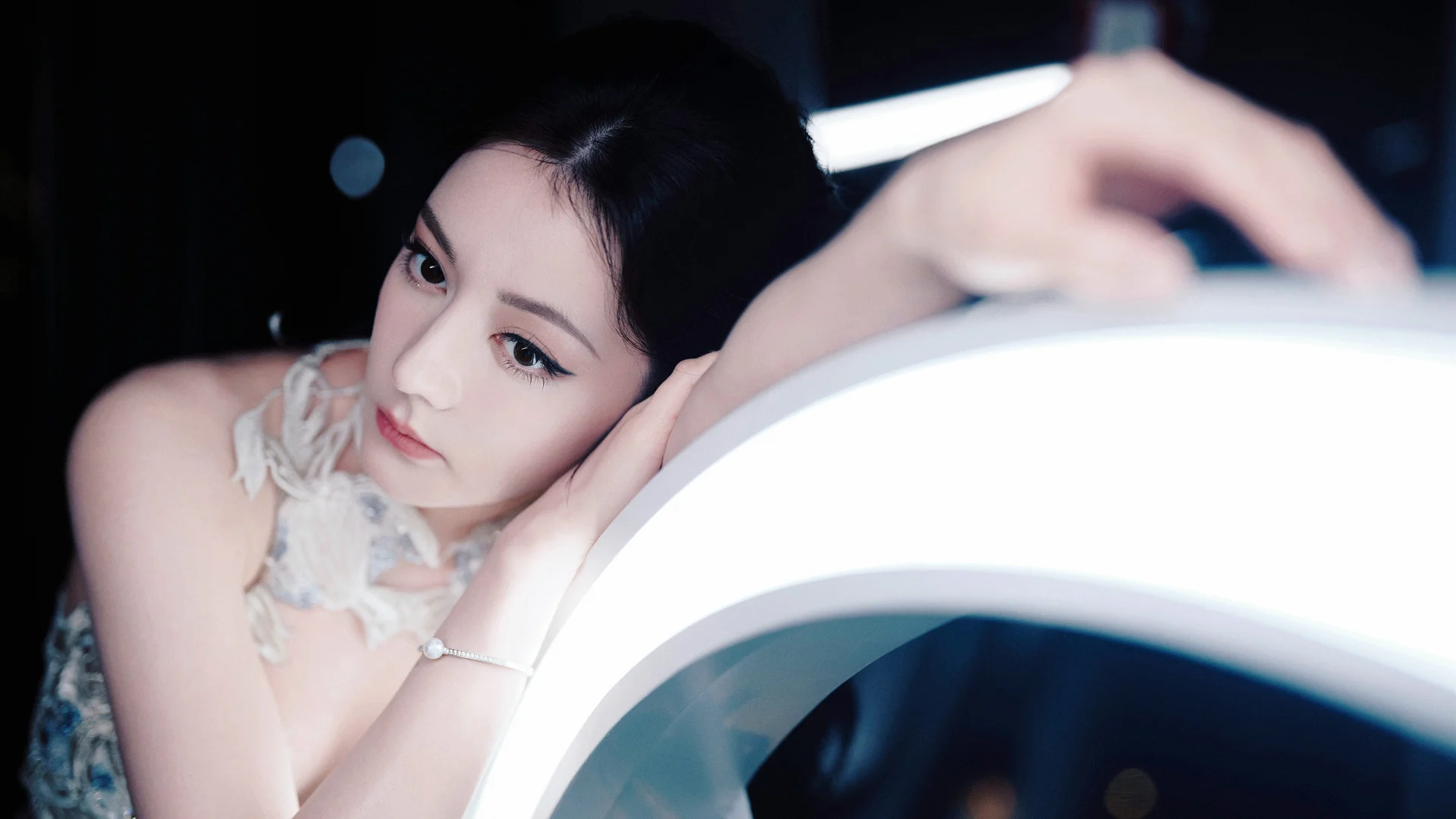 未来柔影 4K 迪丽热巴壁纸 清冷氛围感科技感人像场景桌面背景4K壁纸_4K美女