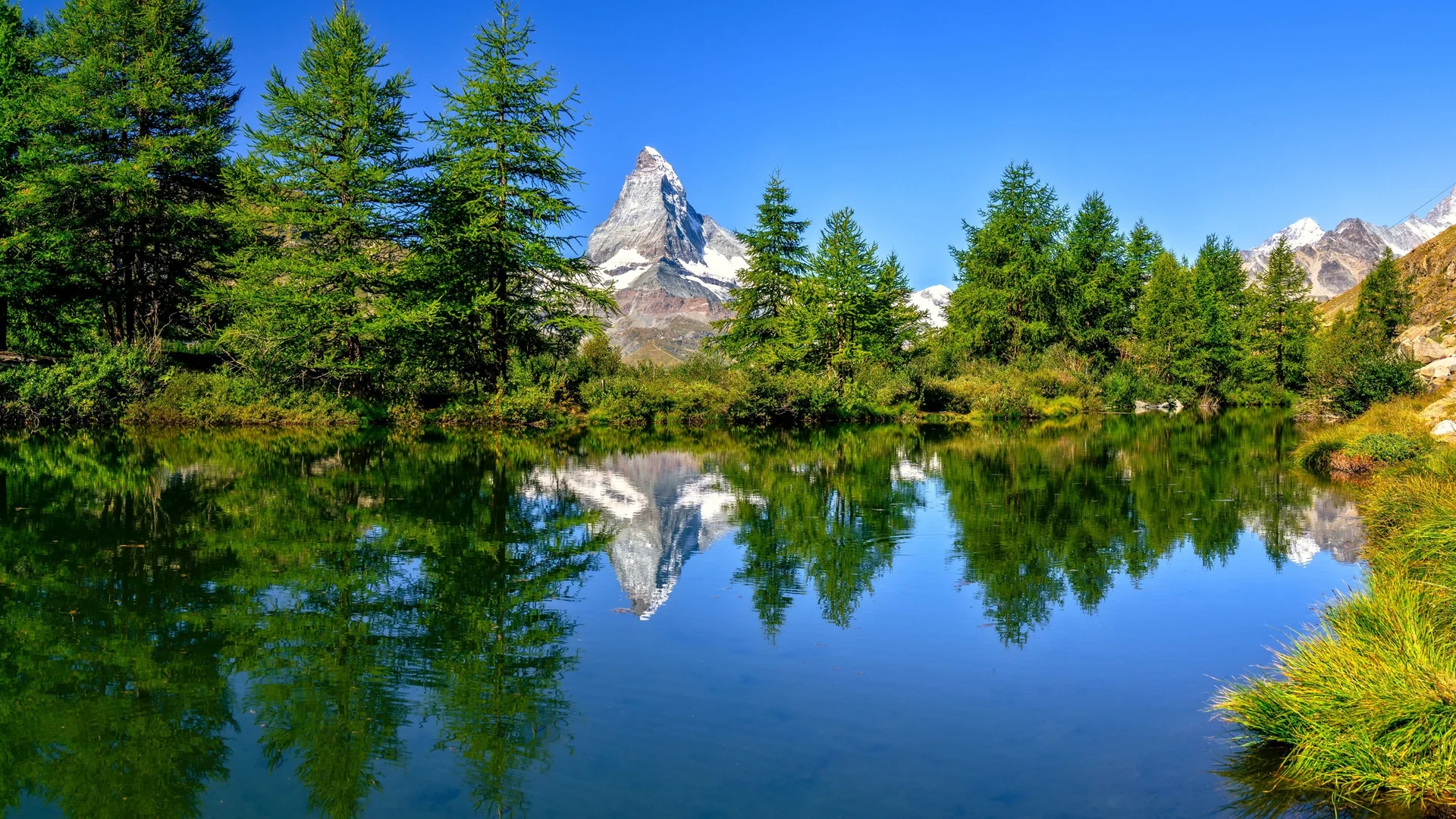 马特洪峰倒影 4K 自然壁纸 澄澈震撼感阿尔卑斯山湖场景桌面背景