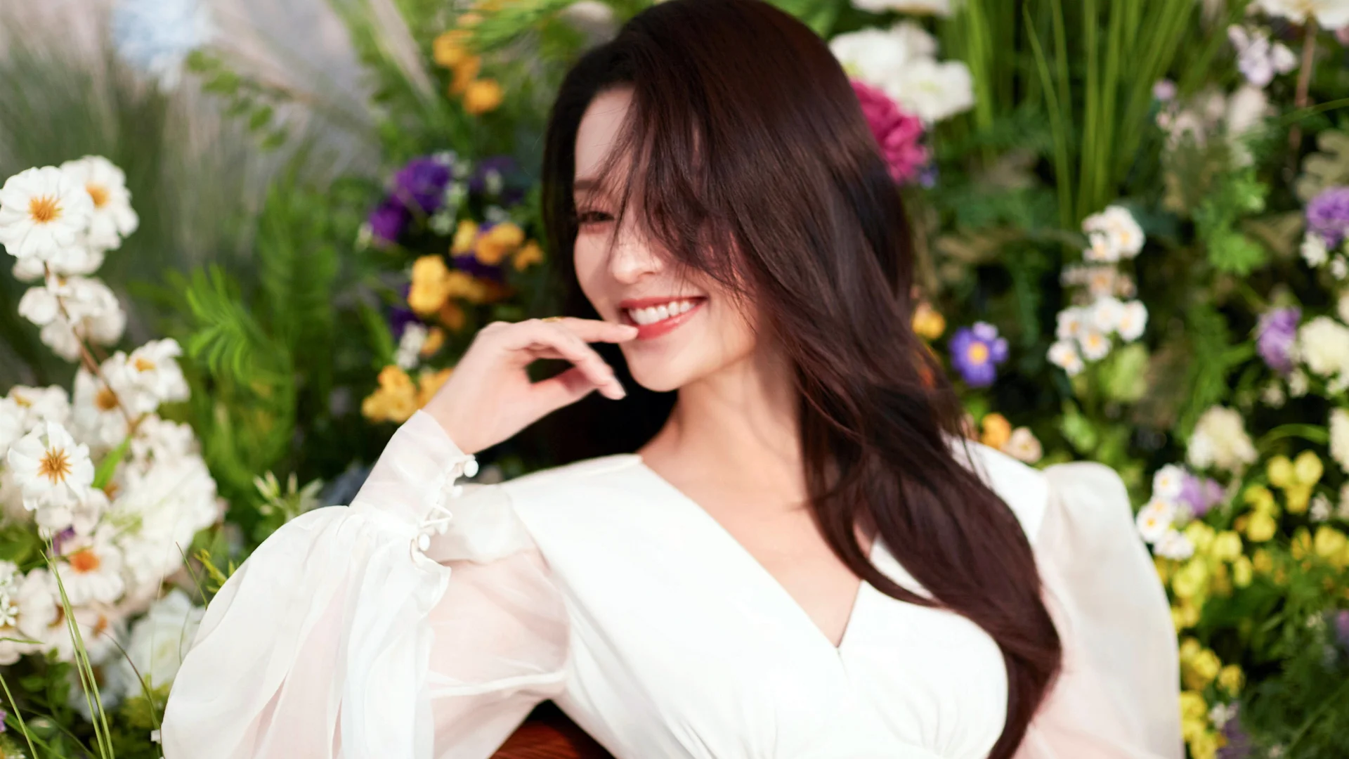 花漾笑颜 4K 李沁壁纸 清新治愈感花墙人像场景桌面背景