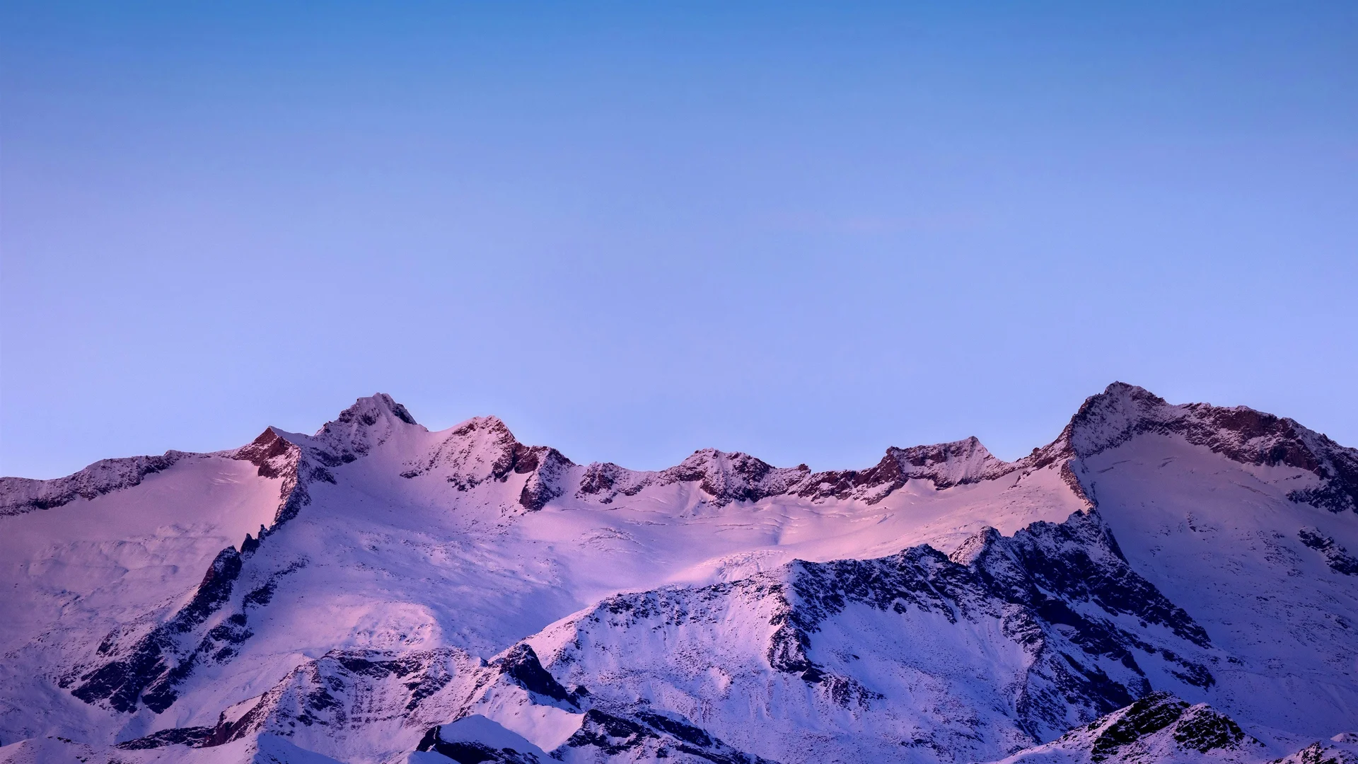 紫霞雪峰 4K 自然壁纸 静谧氛围感雪山山脊场景桌面背景