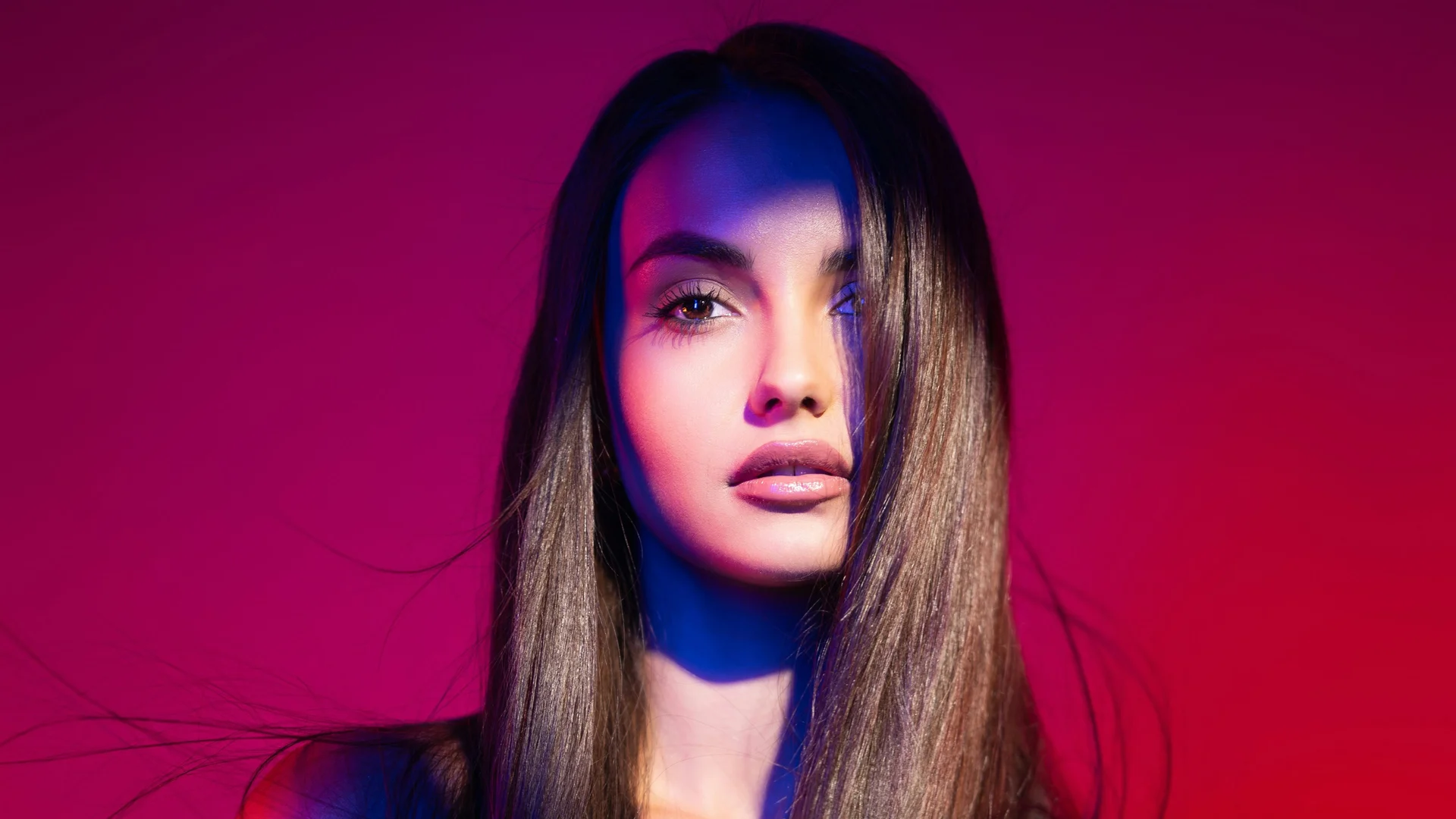 霓虹魅影 4K 人像壁纸 冷艳氛围感赛博人像场景桌面背景4K壁纸_4K美女