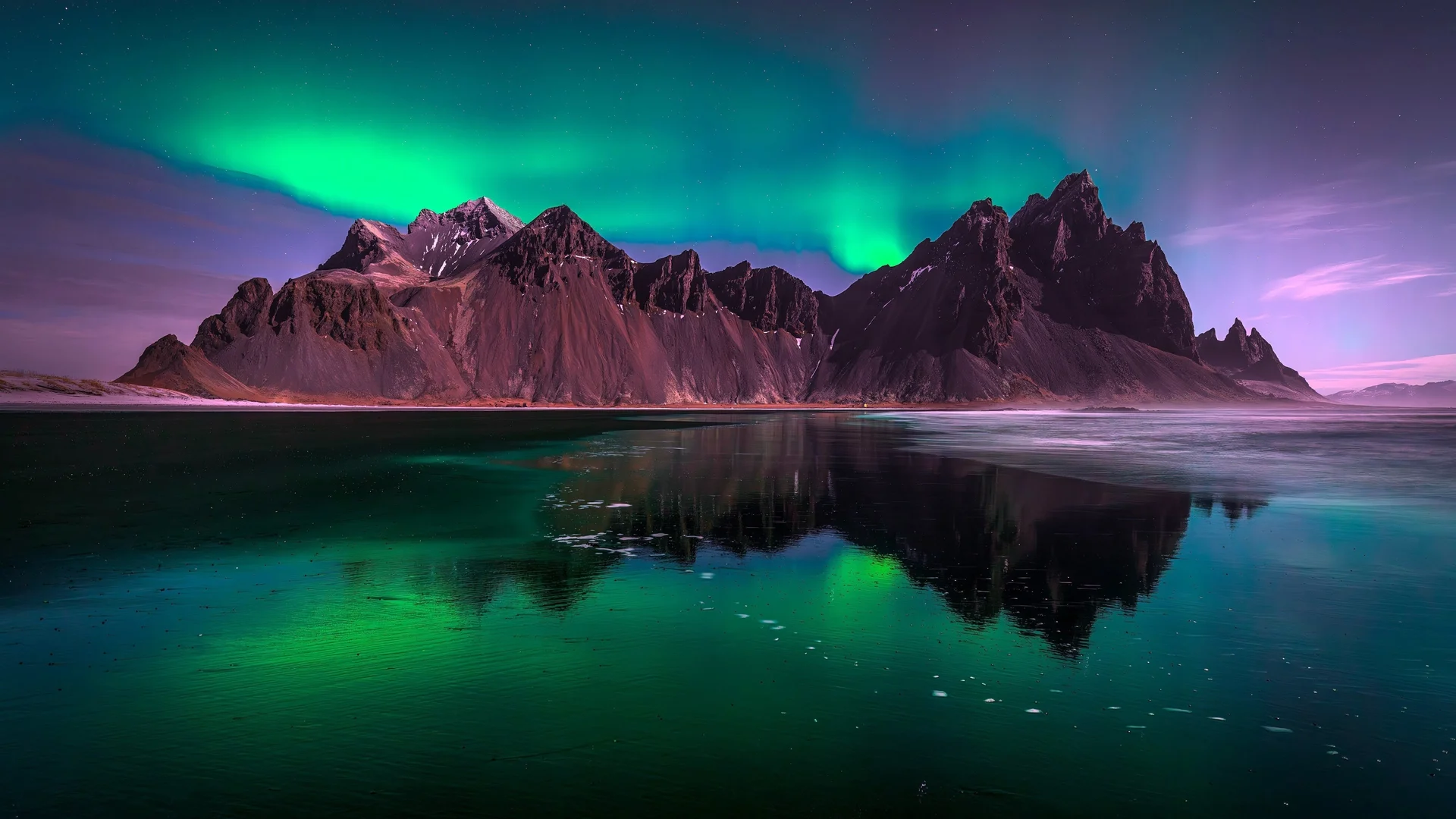 冰岛极光 4K 自然壁纸 幻彩震撼感黑沙滩极光场景桌面背景
