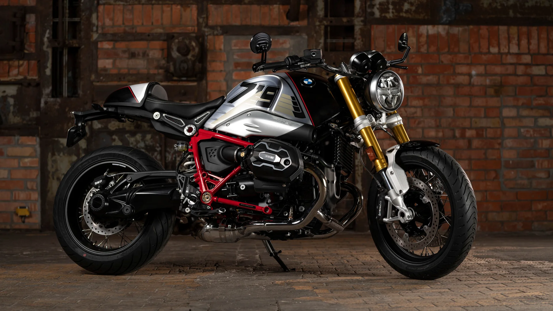 宝马 R nineT 拿铁 4K 机车壁纸 硬核复古感街车场景桌面背景4K壁纸_4K汽车