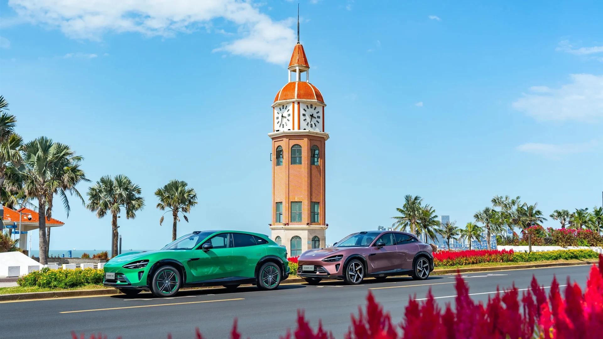 小米 SU7 Ultra 海滨钟楼 4K 豪车壁纸 清新活力感双车同框场景桌面背景4K壁纸_4K汽车