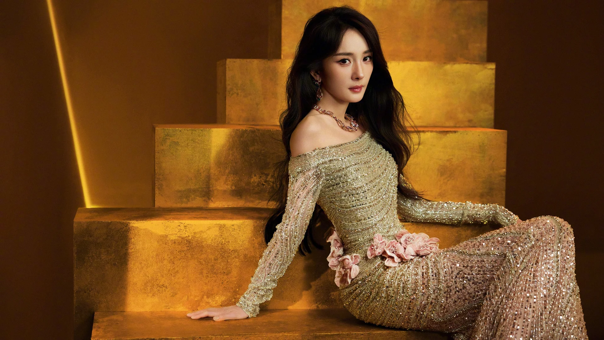 鎏金绮梦 4K 杨幂壁纸 优雅高级感礼服造型场景桌面背景4K壁纸_4K美女