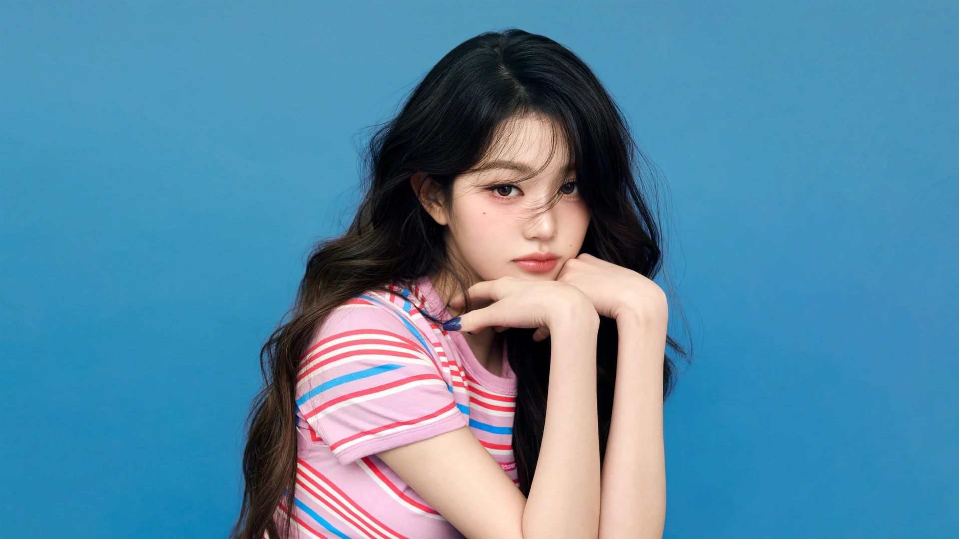 蓝底甜酷 4K 韩国张元英壁纸 清新活力感撞色少女场景桌面背景4K壁纸_4K美女