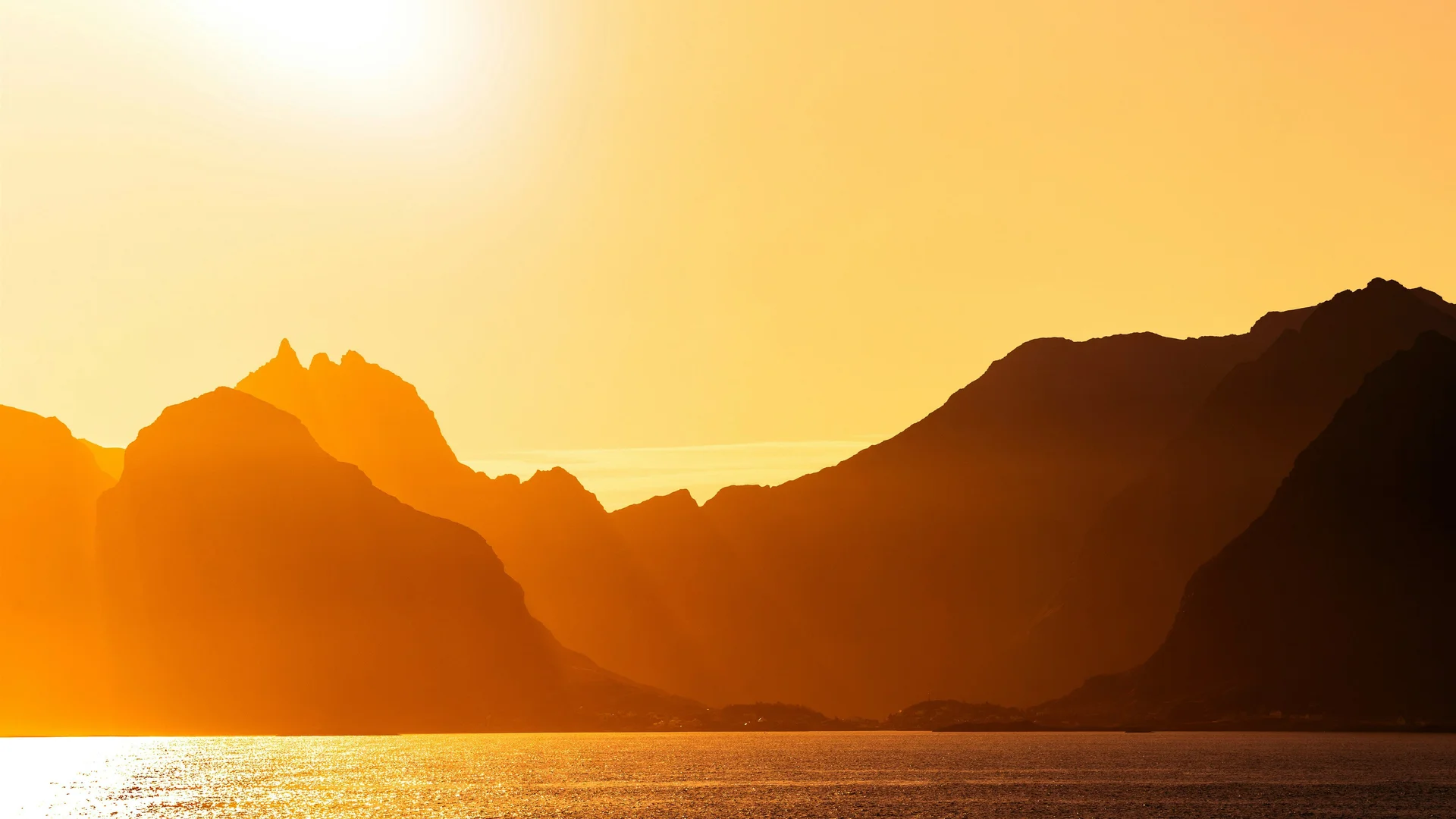 金辉山海 4K 自然壁纸 壮阔治愈感金色海湾场景桌面背景