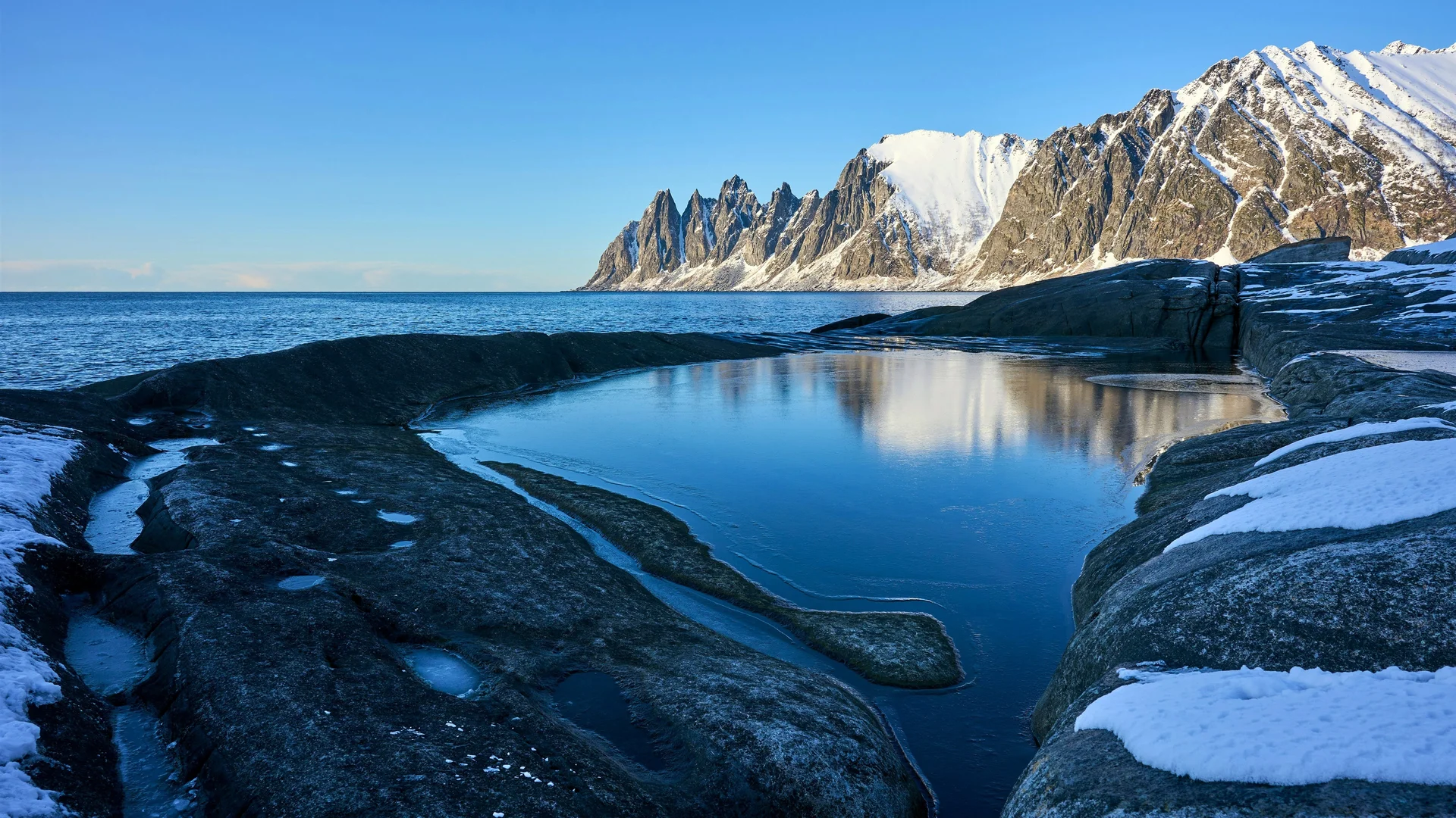罗弗敦冬镜 4K 自然壁纸 冷峻治愈感挪威冰湾场景桌面背景