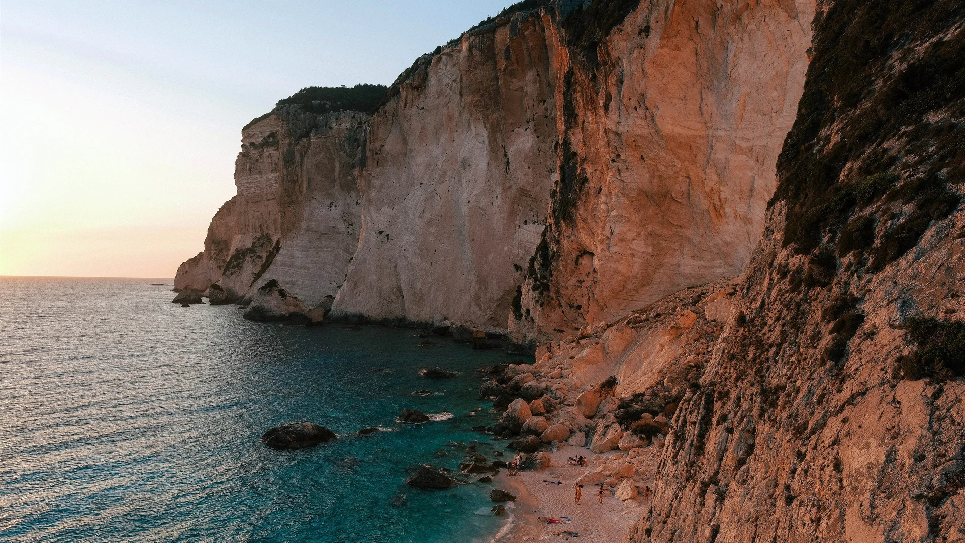 扎金索斯崖壁 4K 自然壁纸 壮阔温暖感希腊沉船湾场景桌面背景
