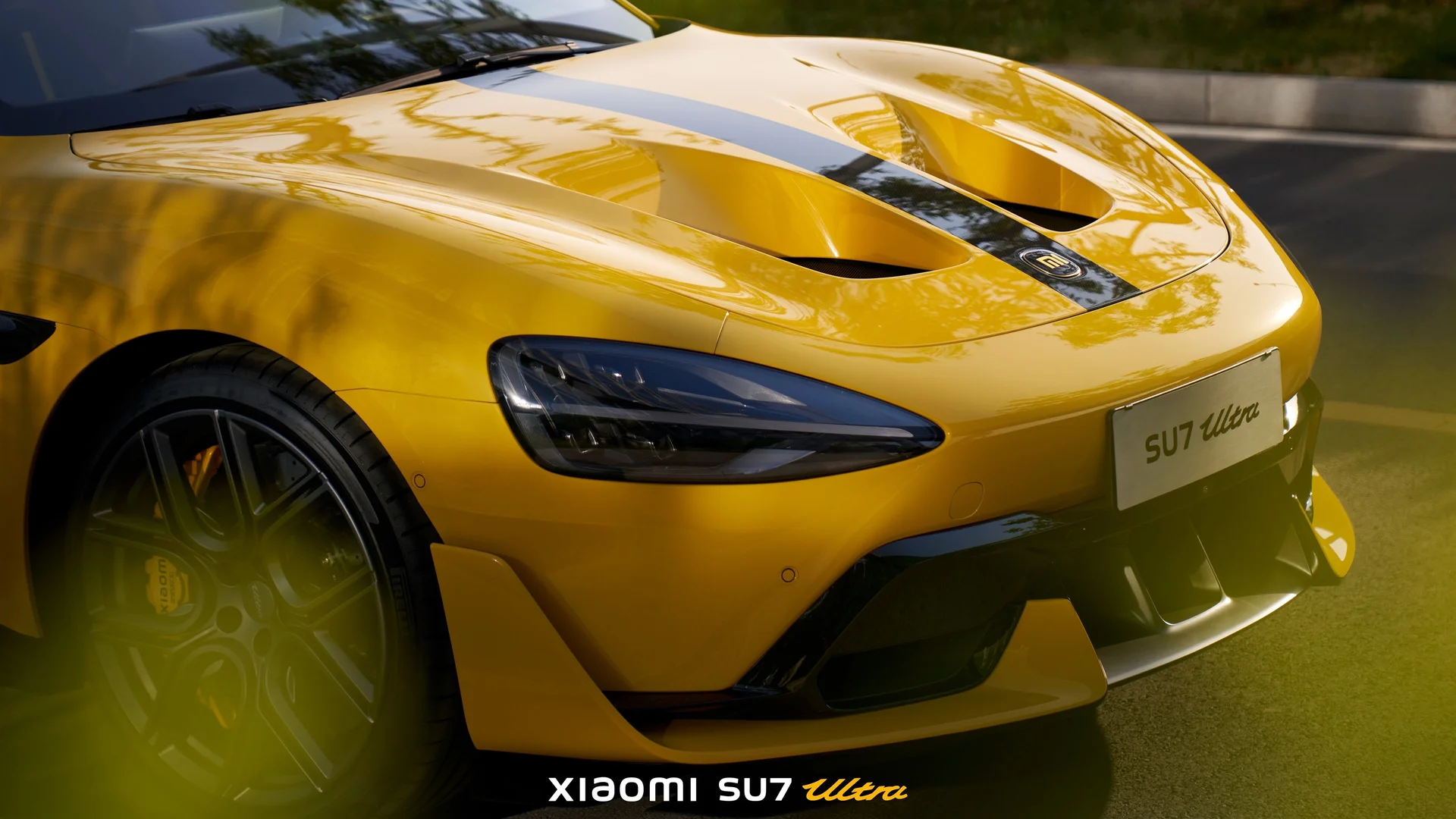 小米 SU7 Ultra 黄焰 4K 豪车壁纸 动感活力感国产超跑场景桌面背景4K壁纸_4K汽车