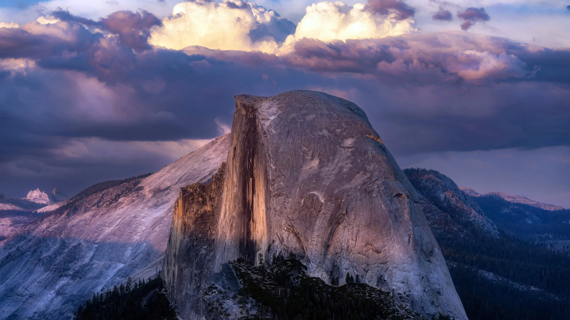 优胜美地半圆顶 4K 自然壁纸 壮阔治愈感花岗岩山峰场景桌面背景