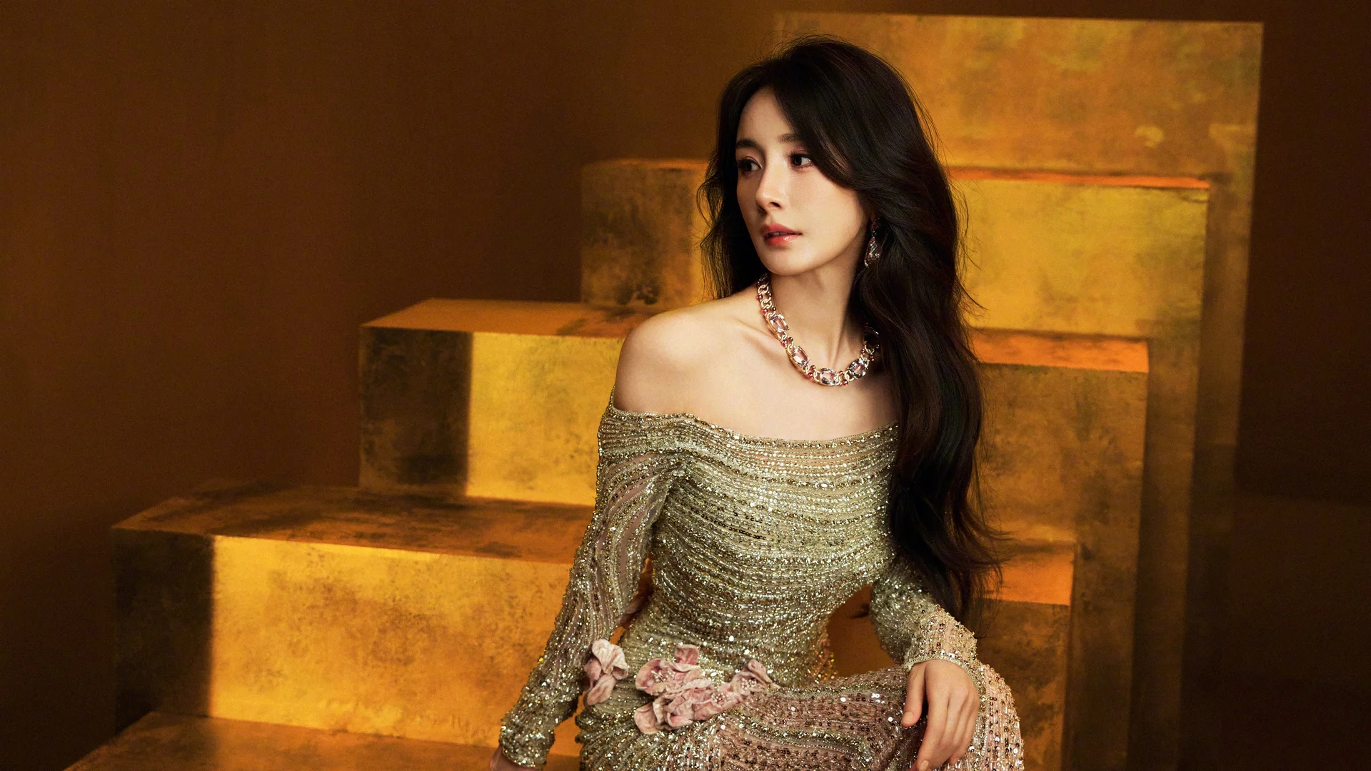 杨幂鎏金绮梦 4K 人像壁纸 雅致奢华感暖调写真场景桌面背景