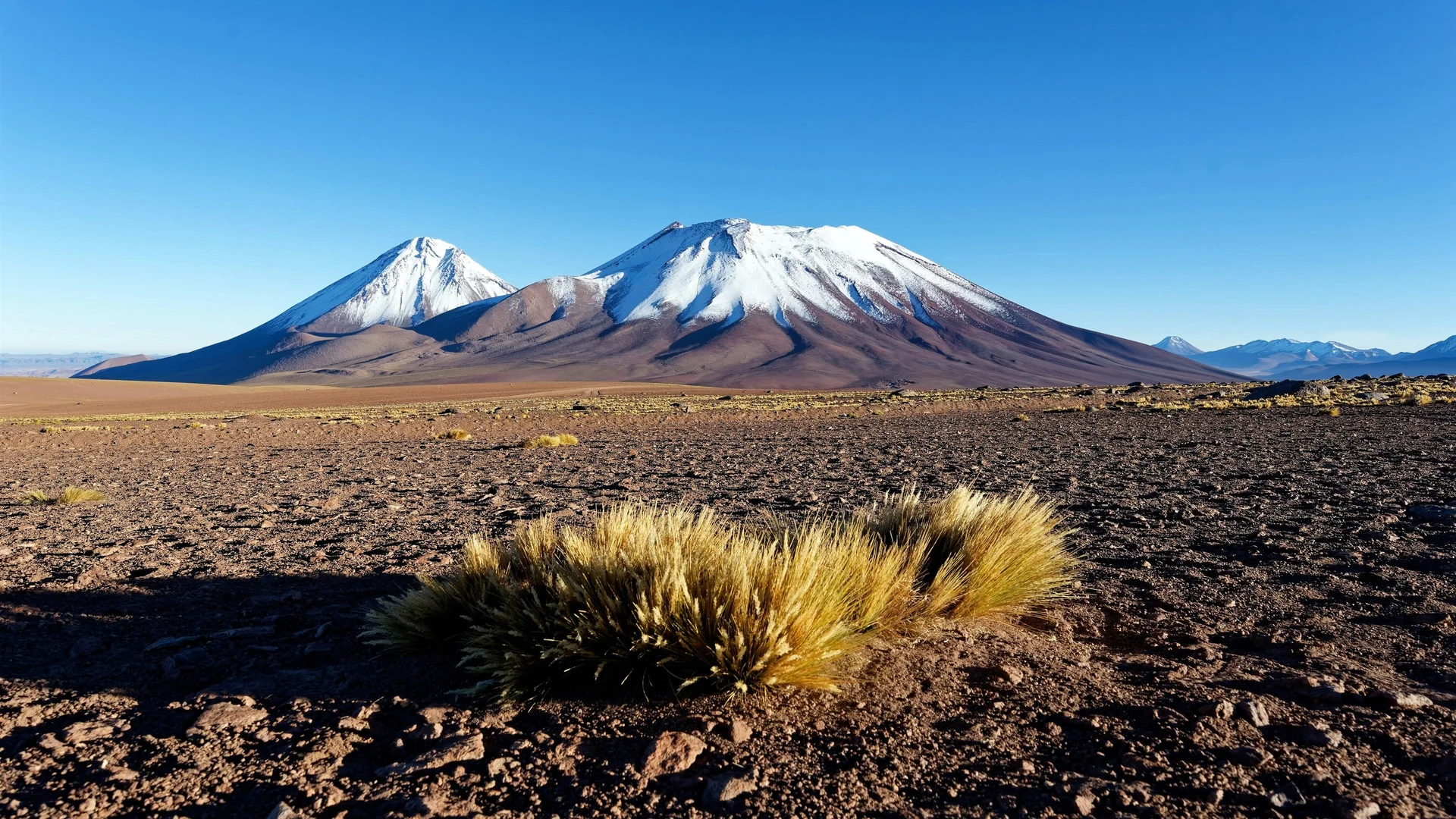 阿塔卡马沙漠火山 4K 自然壁纸 冷峻荒寂感高原沙漠场景桌面背景