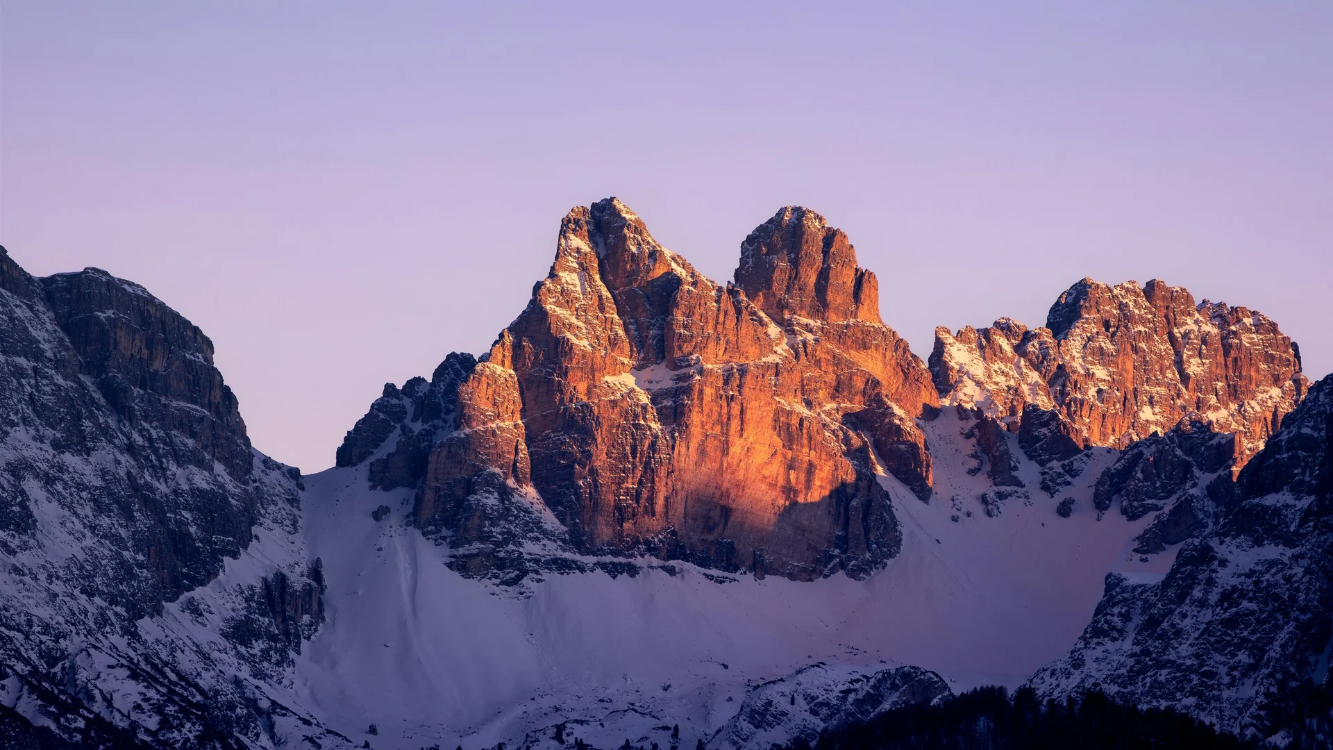多洛米蒂金山 4K 自然壁纸 壮阔治愈感阿尔卑斯雪山场景桌面背景