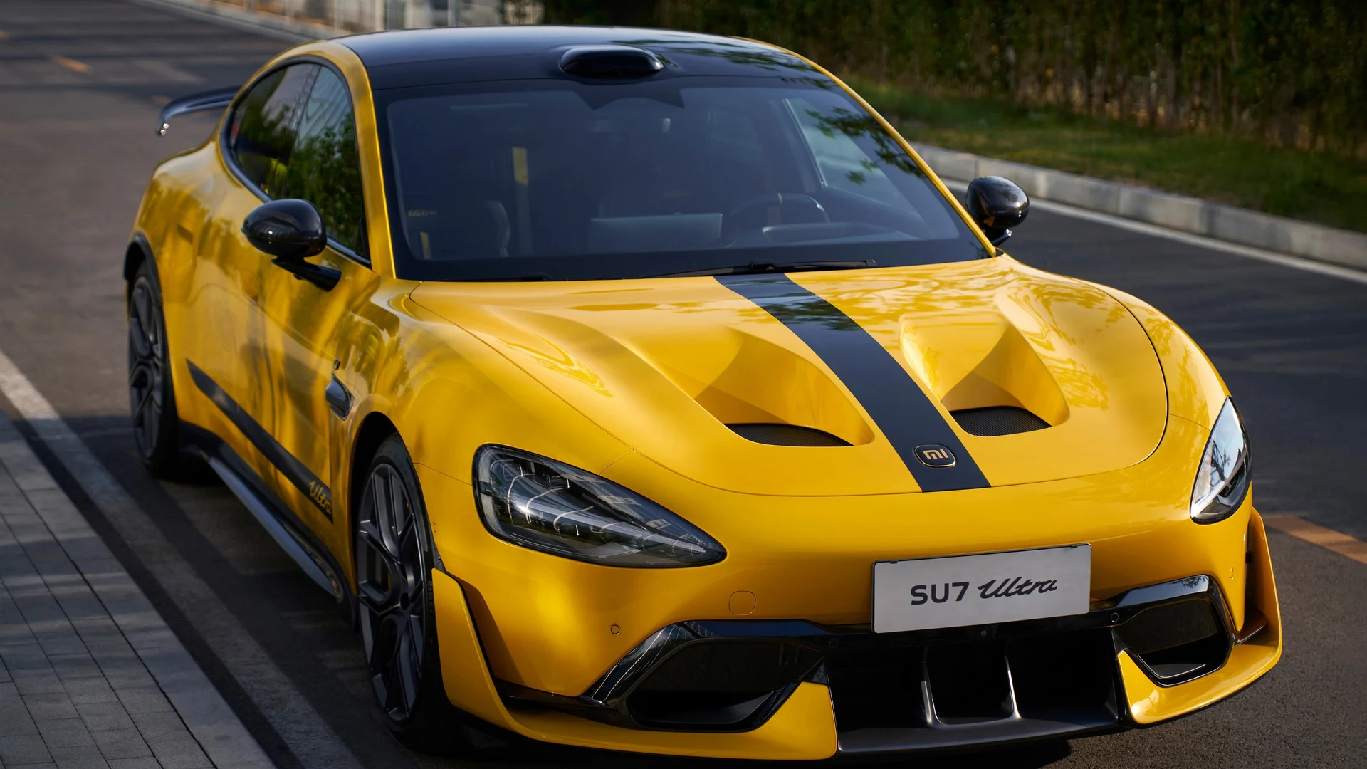 小米 SU7 Ultra 竞速黄 4K 豪车壁纸 动感活力感国产超跑场景桌面背景