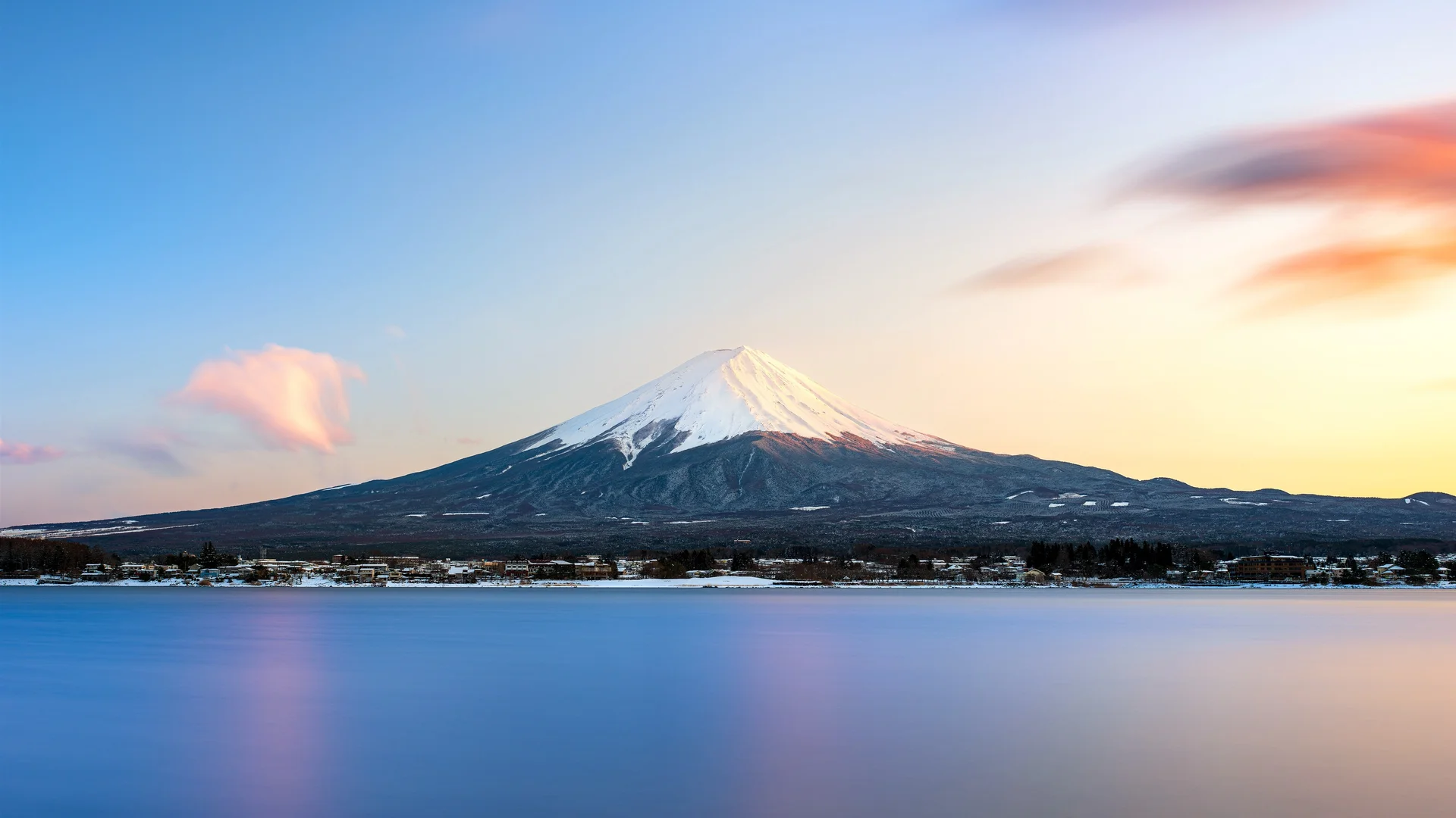 富士山湖景晨辉 4K 自然壁纸 清新治愈感日本圣山场景桌面背景