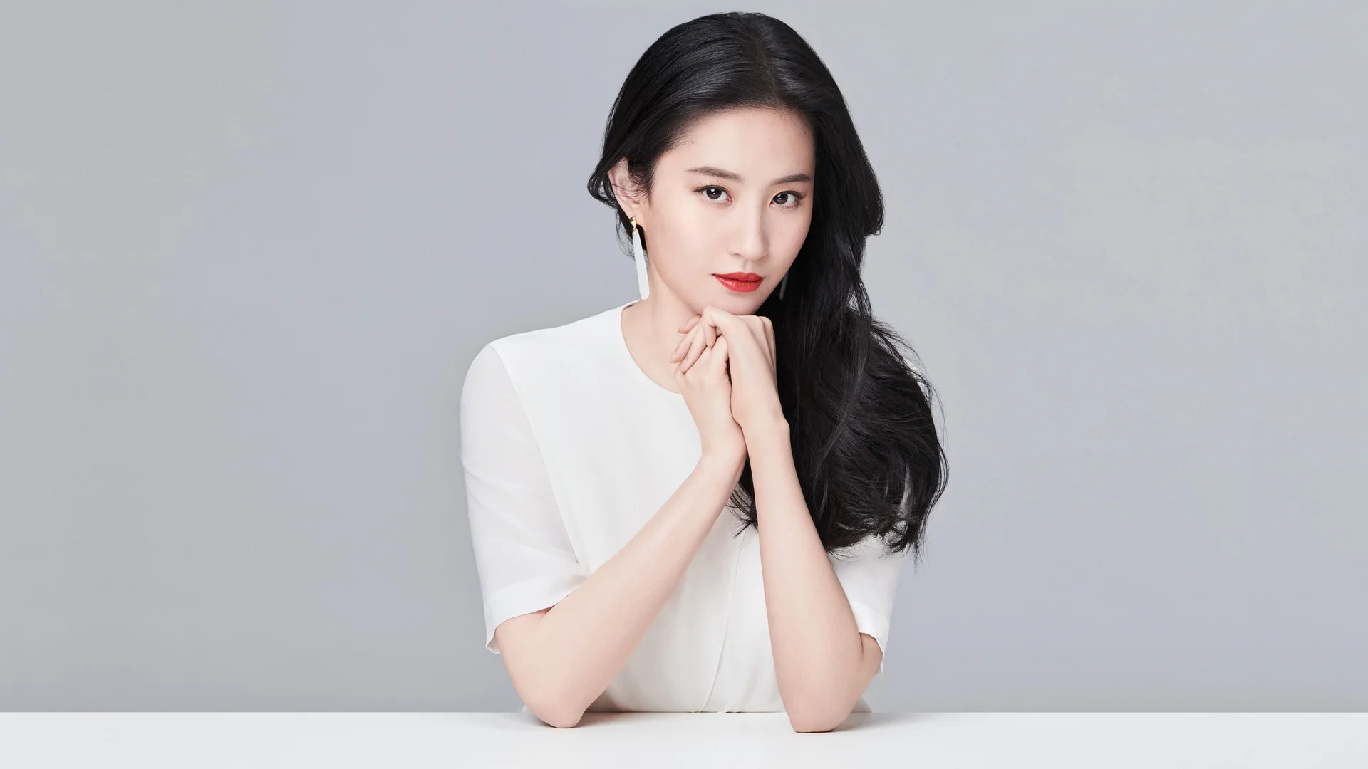 刘亦菲纯白雅致 4K 人像壁纸 雅致简约感极简写真场景桌面背景