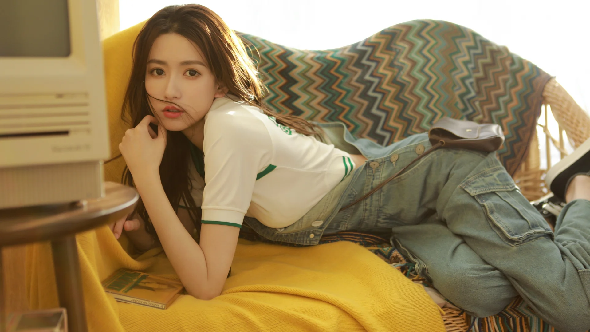 暖黄嬉闲 4K 王秋紫壁纸 清新复古感居家休闲场景桌面背景