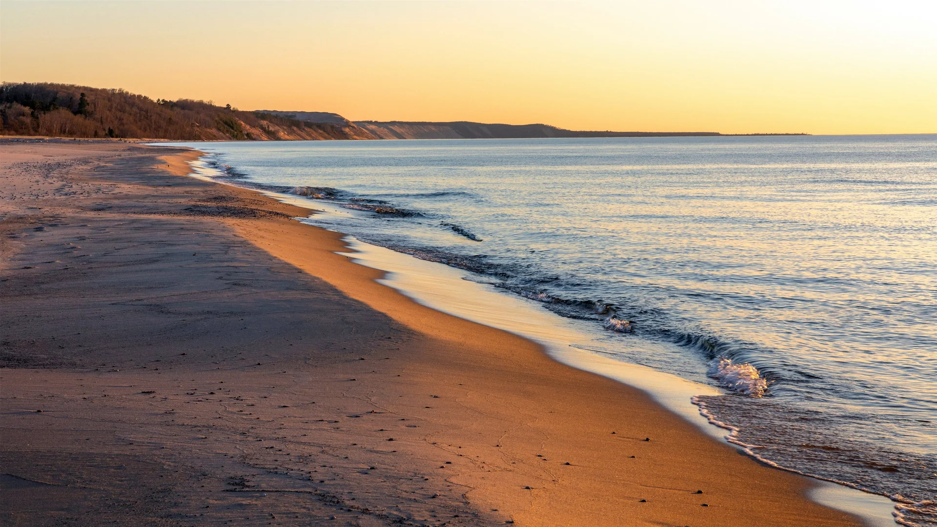 密歇根湖湖畔日落 4K 自然壁纸 清新治愈感湖滨沙滩场景桌面背景