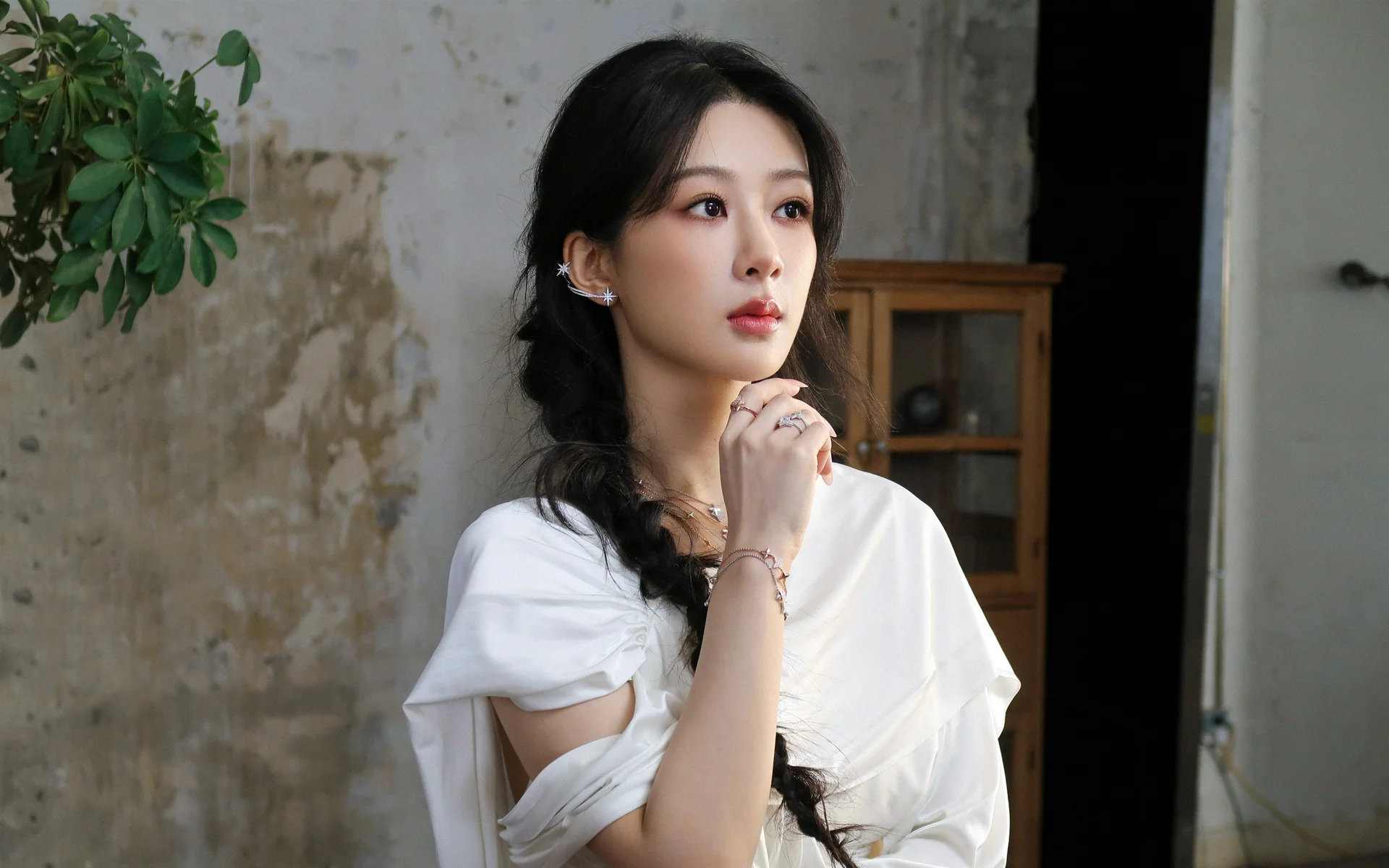 演员杨紫，白裙星饰 4K 写真壁纸