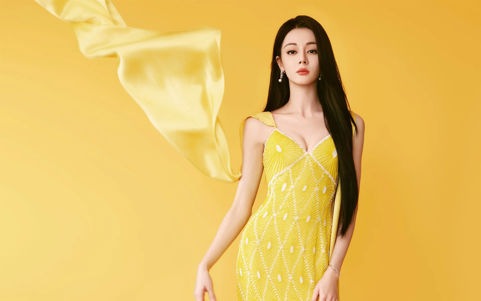 迪丽热巴，明黄流光 4K 写真壁纸