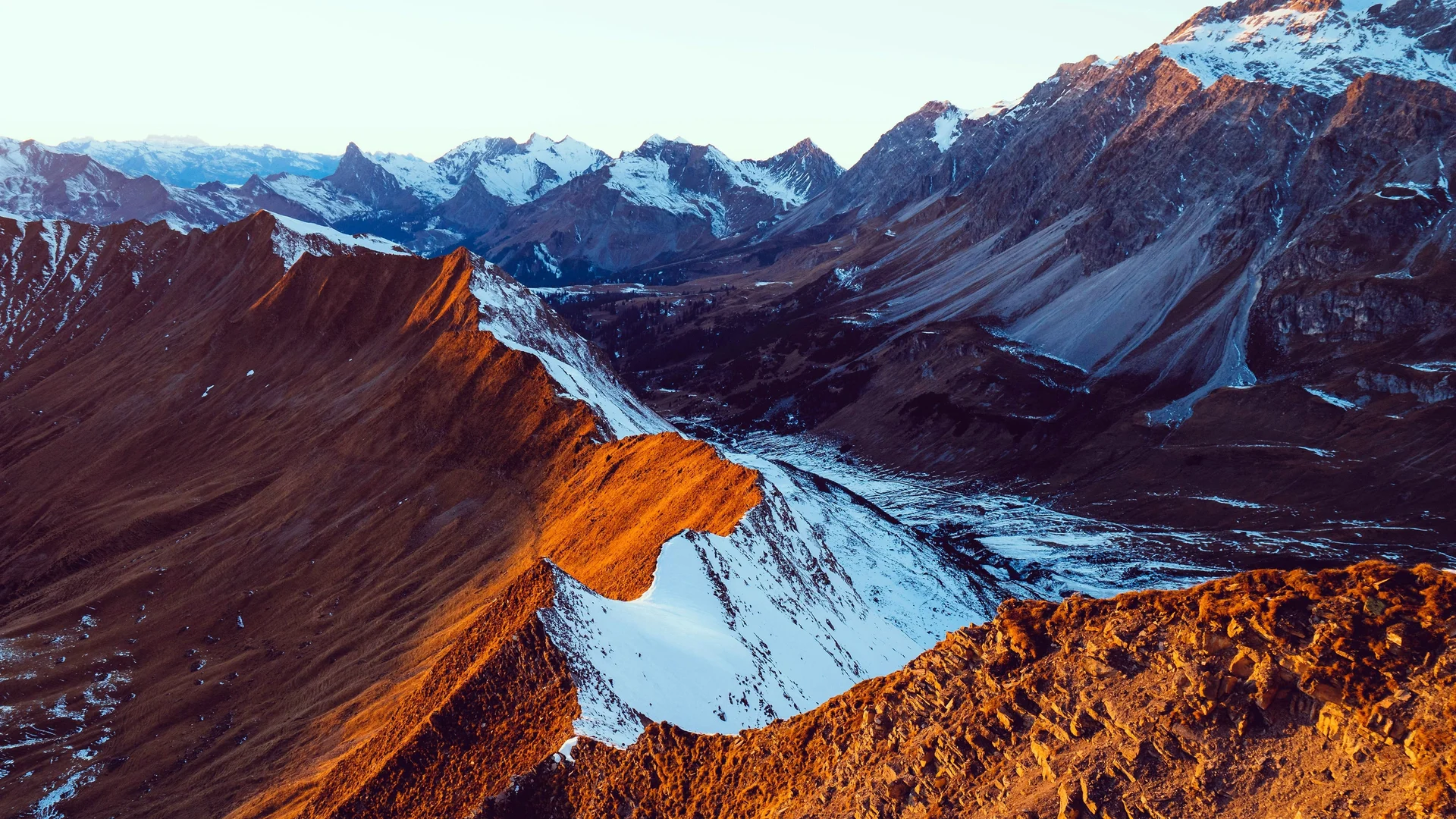 高加索山脉橙脊雪山 4K 自然壁纸 壮阔治愈感高山峡谷场景桌面背景