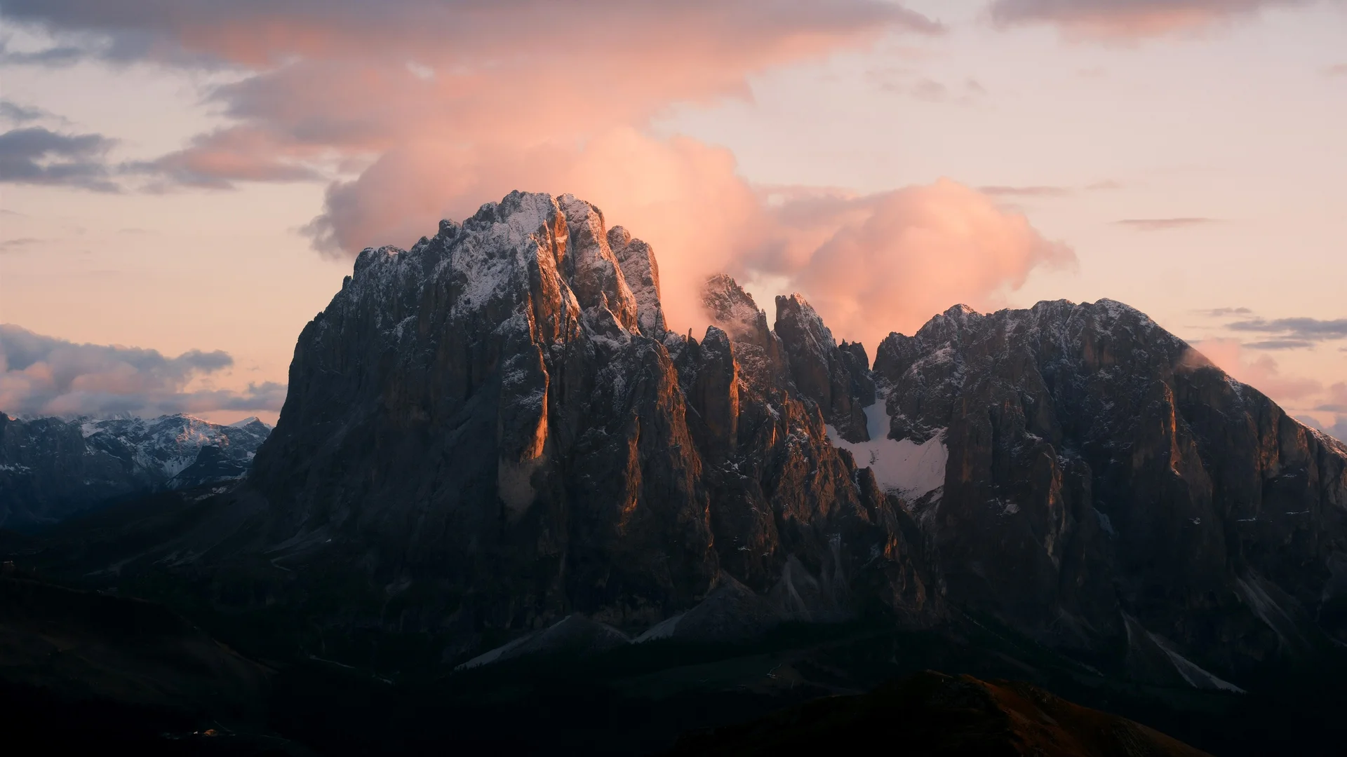 多洛米蒂山日出金脊 4K 自然壁纸 壮阔治愈感阿尔卑斯山峰场景桌面背景