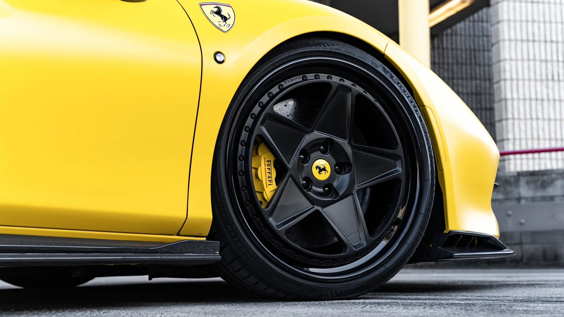 法拉利哑光黄轮毂特写 4K 豪车壁纸 硬核质感意式超跑场景桌面背景