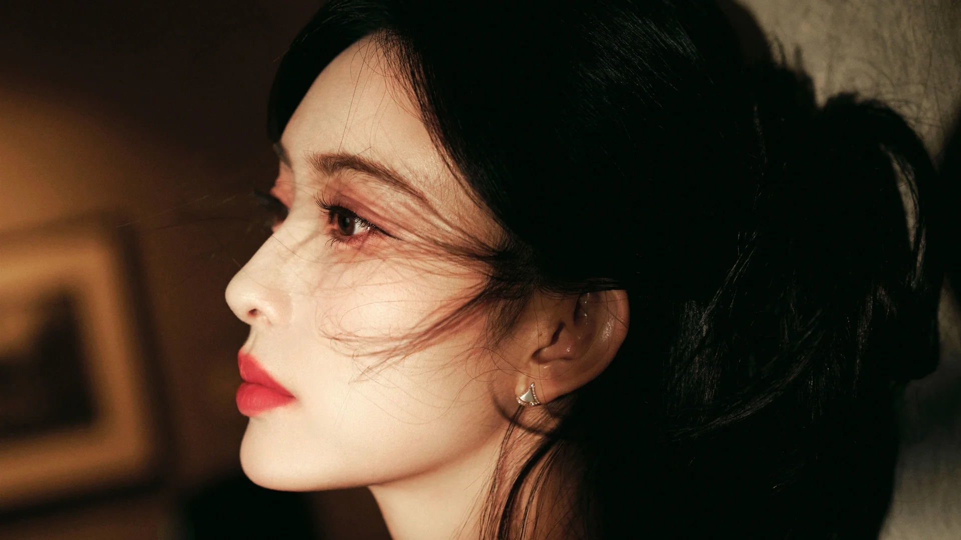 红丝绒侧颜少女 4K 孟子义壁纸 复古氛围感暖调写真场景桌面背景