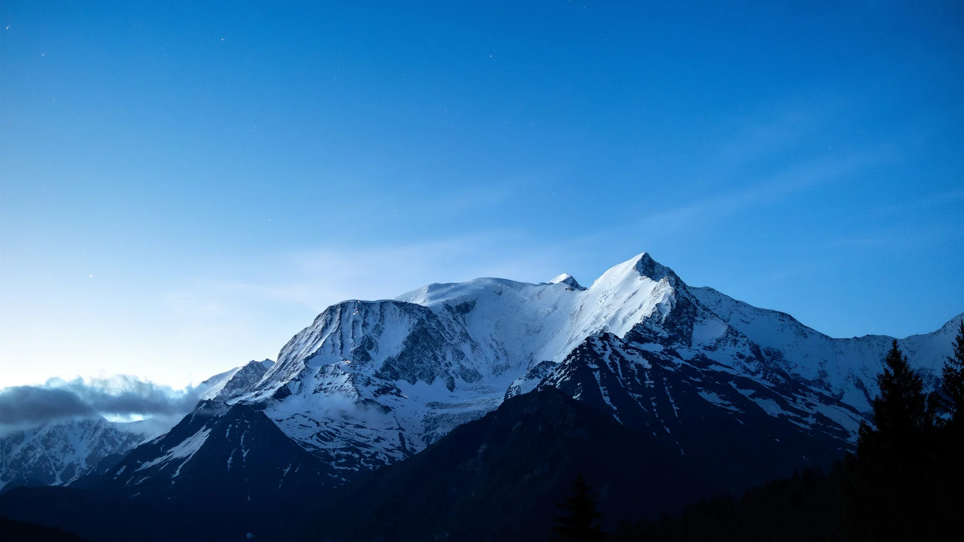 勃朗峰雪顶蓝调 4K 自然壁纸 壮阔静谧感阿尔卑斯主峰场景桌面背景