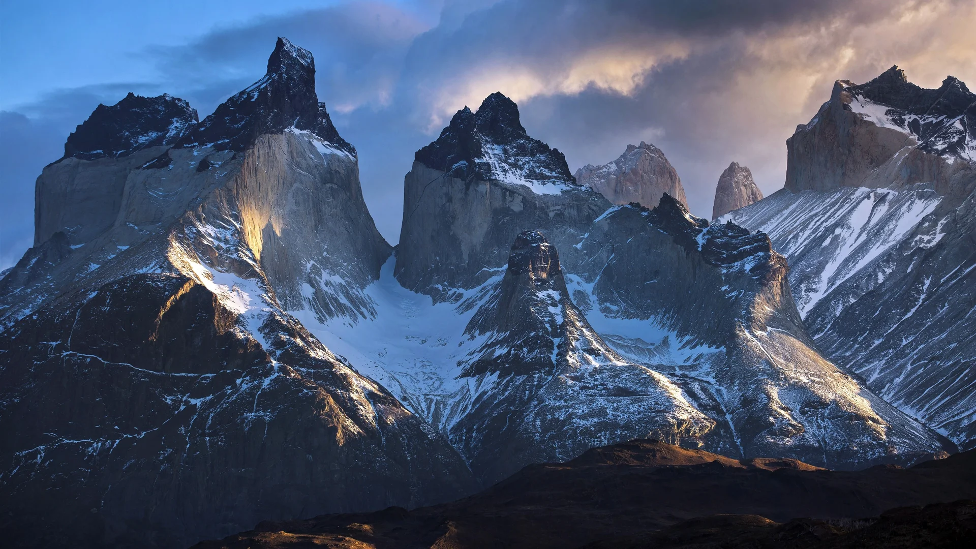 百内 W 峰晨辉 4K 自然壁纸 壮阔治愈感巴塔哥尼亚山脉场景桌面背景