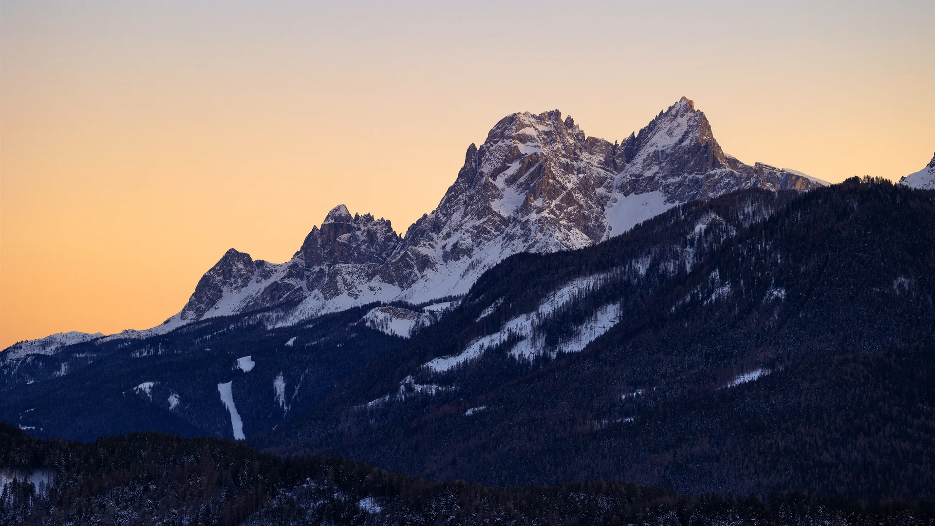 多洛米蒂山黄昏雪脊 4K 自然壁纸 壮阔静谧感阿尔卑斯山峰场景桌面背景