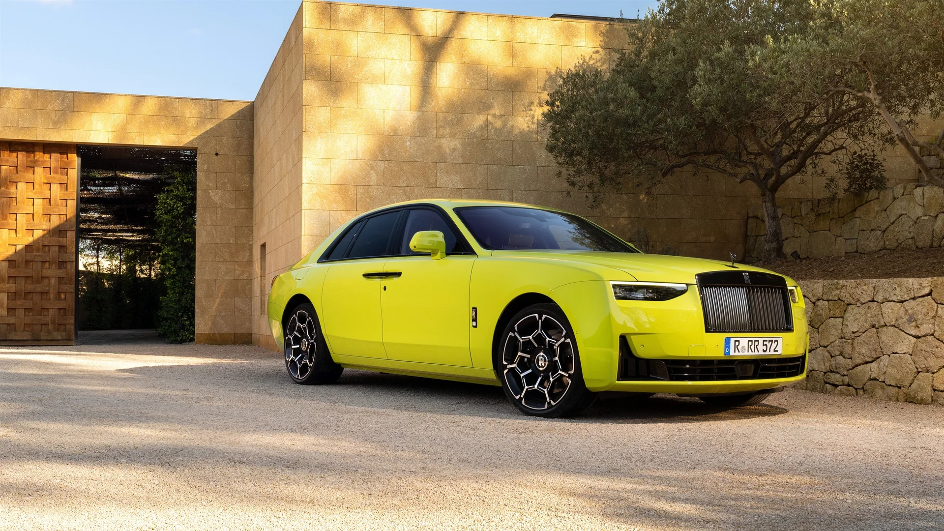 劳斯莱斯闪灵荧光黄 4K 豪车壁纸 高级奢华感英伦超豪华场景桌面背景
