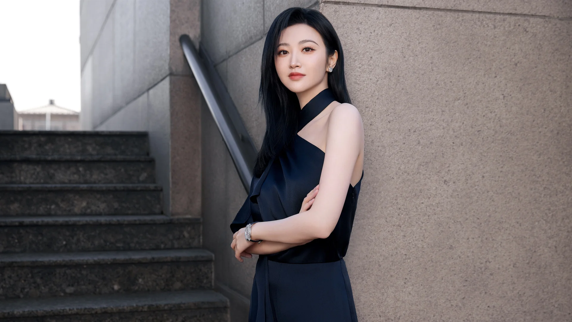 都市楼梯旁黑裙少女 4K 景甜壁纸 高级冷艳感极简街拍场景桌面背景