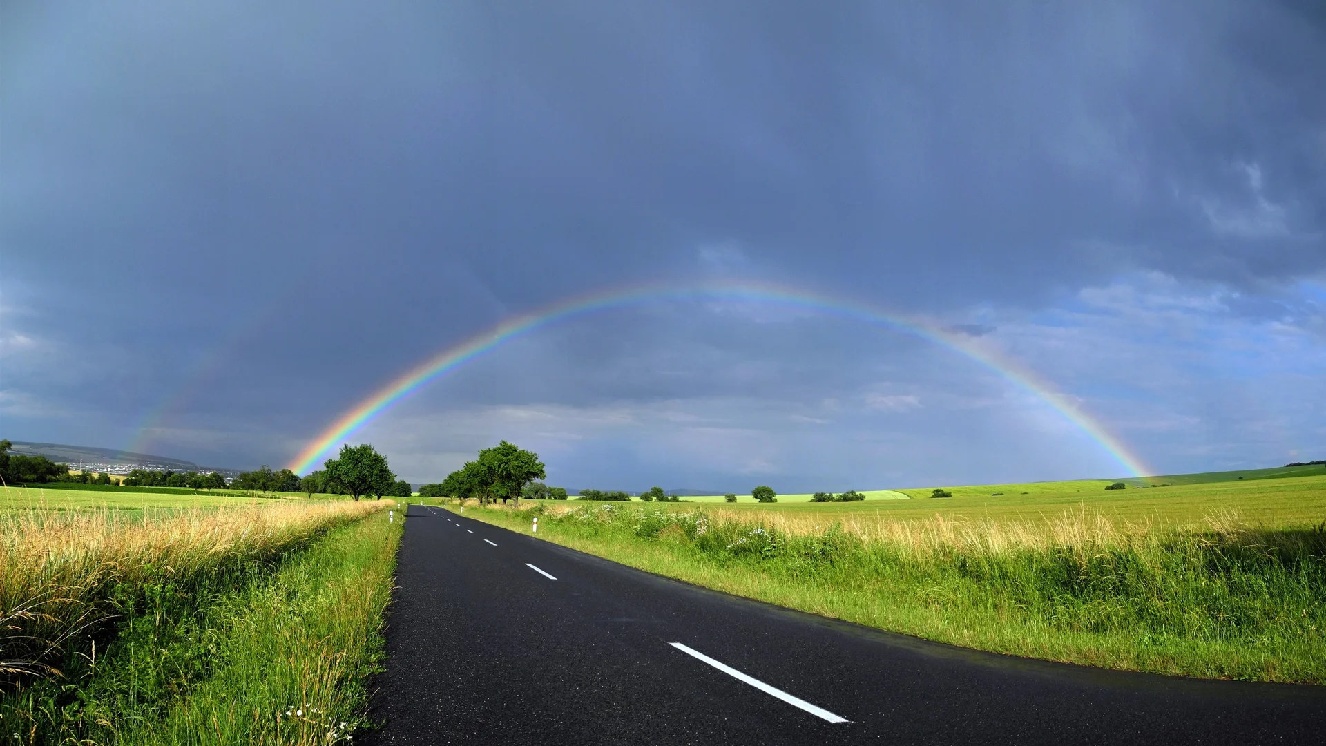 乡道彩虹 4K 自然壁纸 清新治愈感雨后郊野场景桌面背景