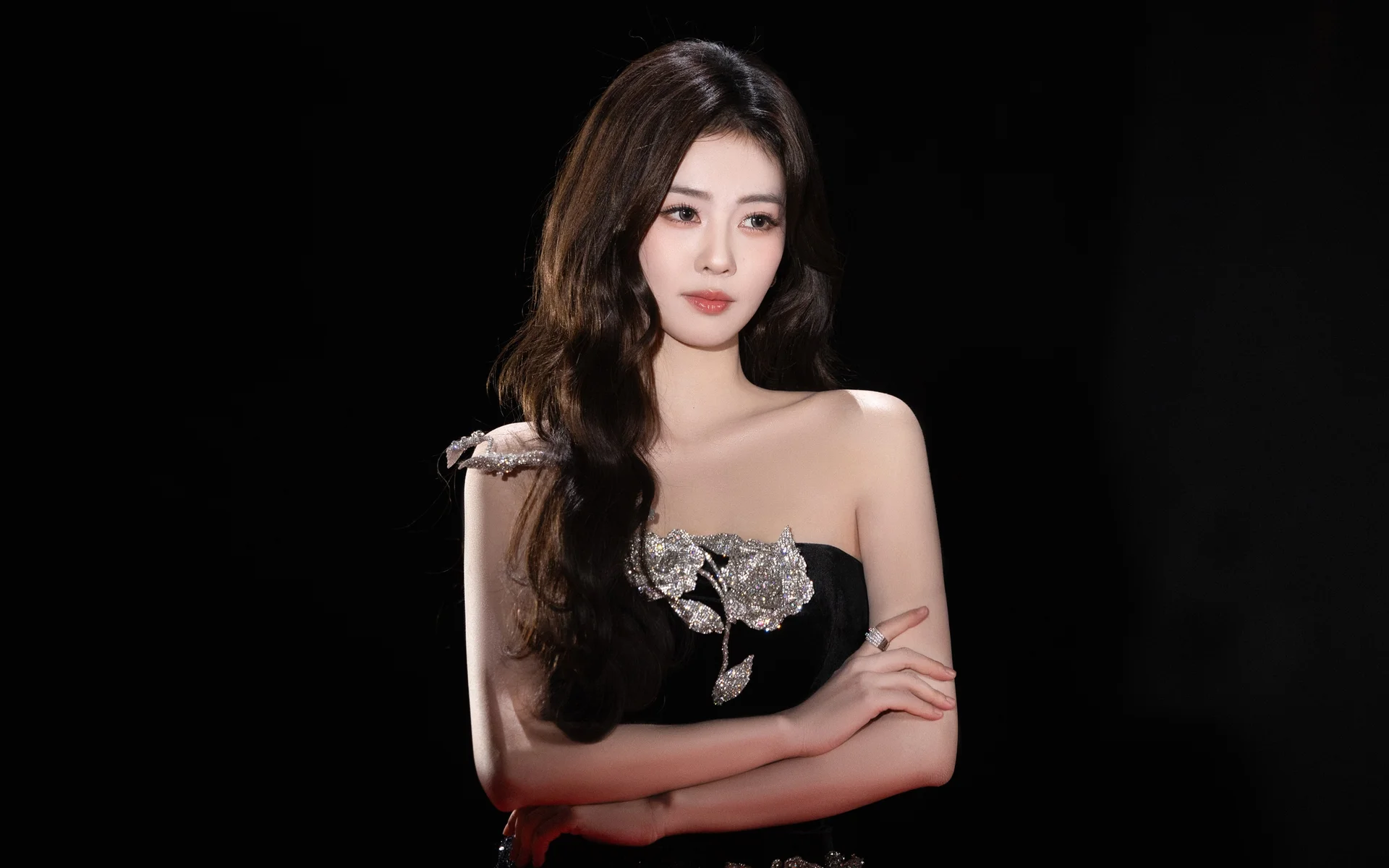 黑钻抹胸礼服人像 4K 白鹿写真壁纸 高级精致感纯黑底光影场景桌面背景