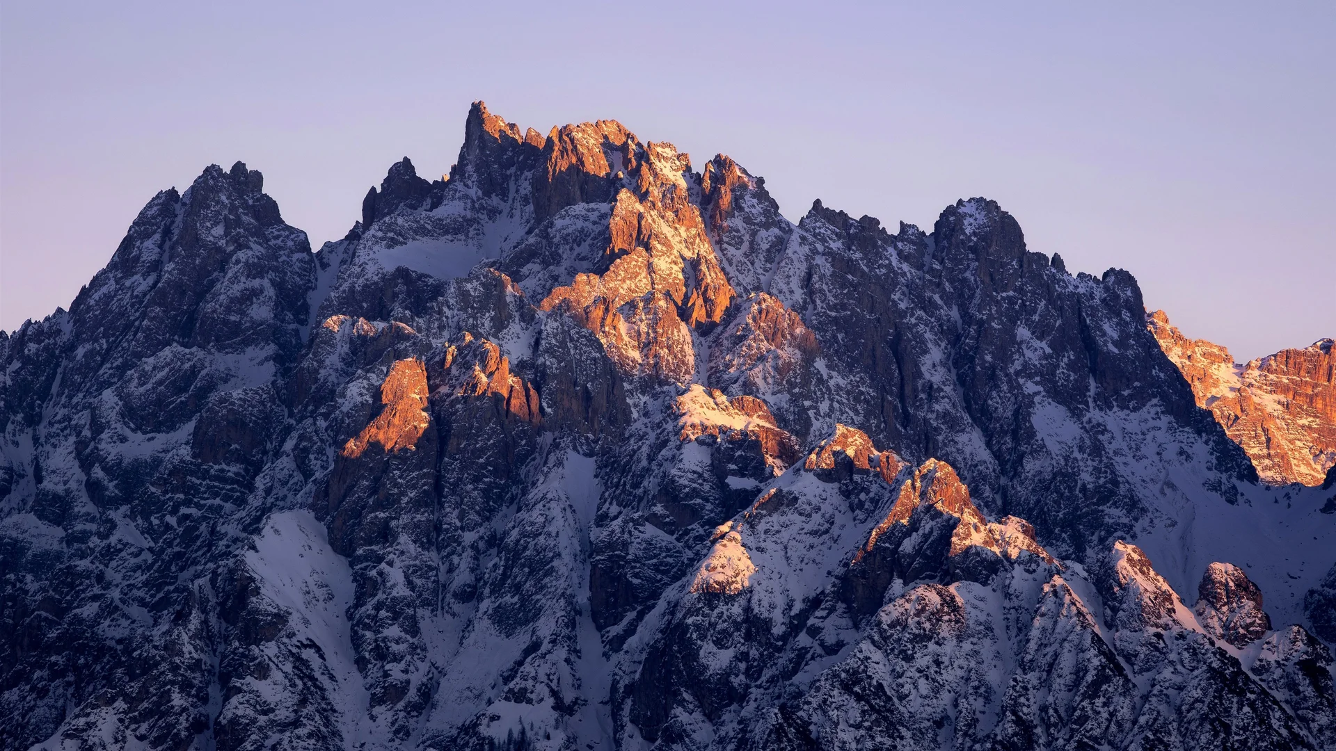 多洛米蒂日照金山 4K 自然摄影壁纸 壮阔冷峻感雪峰夕照场景桌面背景