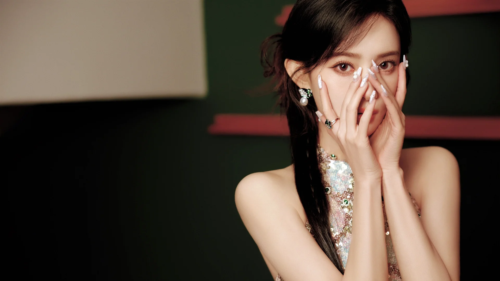 钻饰复古氛围感 4K 孟子义壁纸 精致轻奢感复古写真场景桌面背景