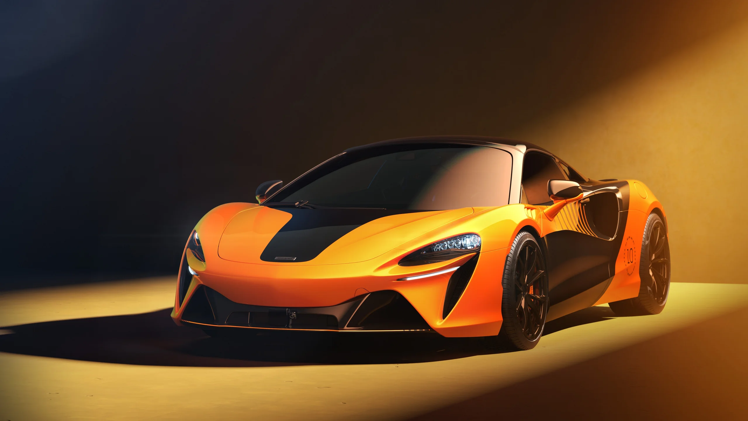 迈凯伦橙黑超跑光影 4K 豪车壁纸 轻奢质感光影跑车场景桌面背景