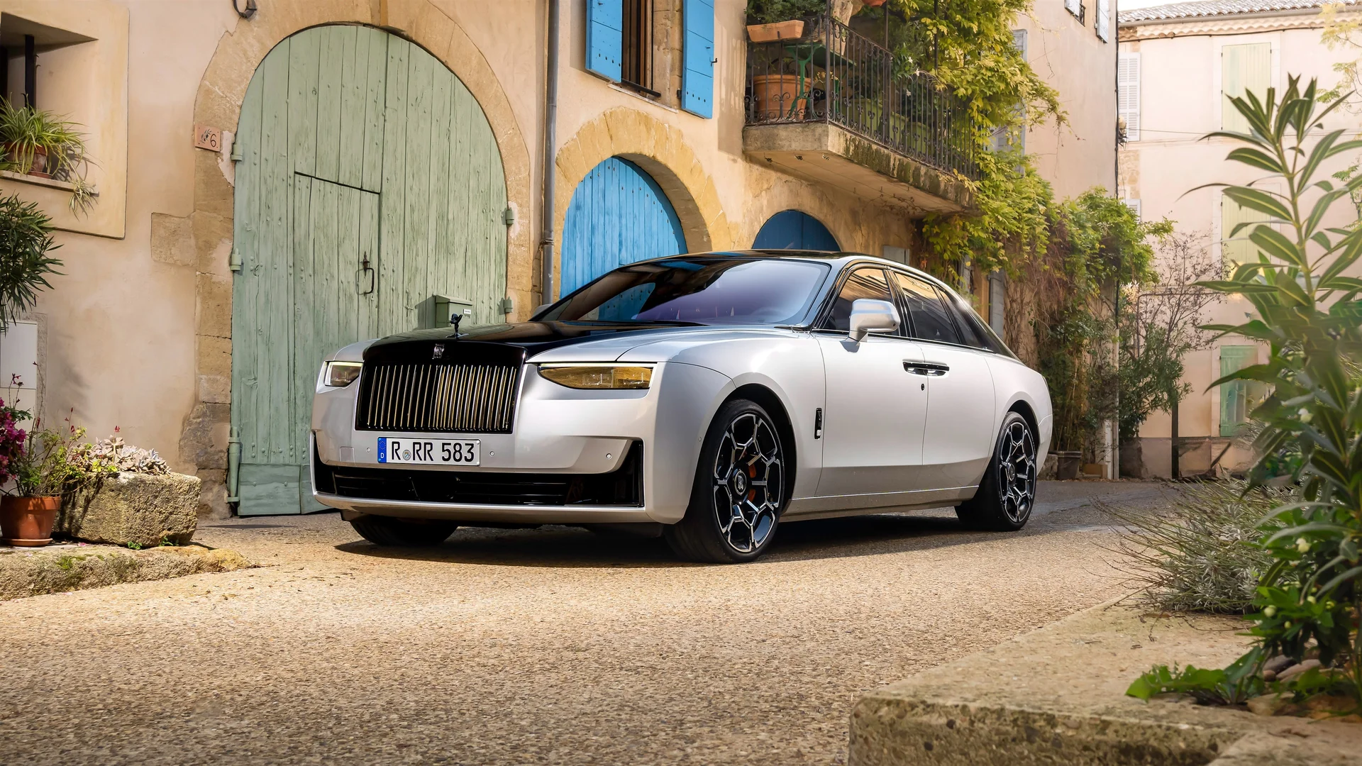 劳斯莱斯新款古思特法式小镇实拍 4K 豪车壁纸 轻奢欧式复古轿车场景桌面背景