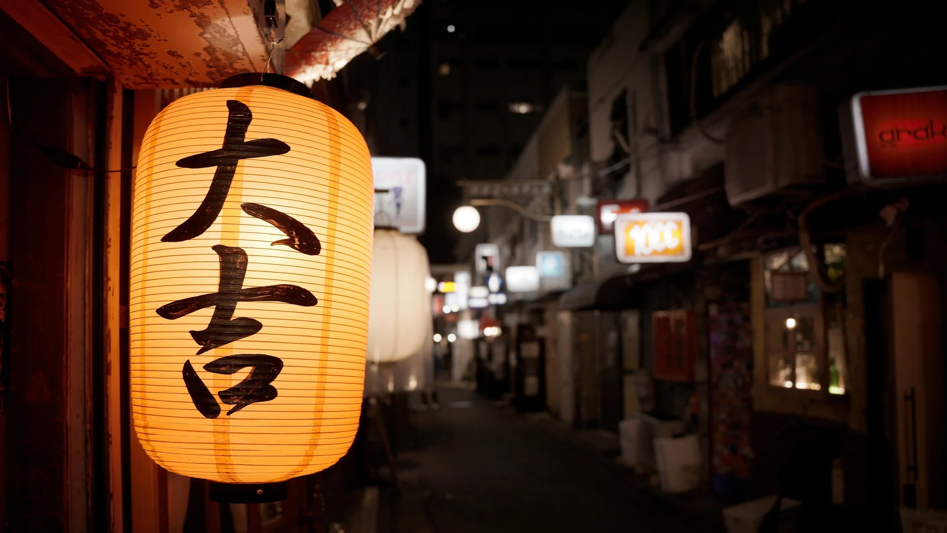日本东京大吉灯笼居酒屋街景 4K 人文摄影壁纸 温馨日式夜巷场景桌面背景