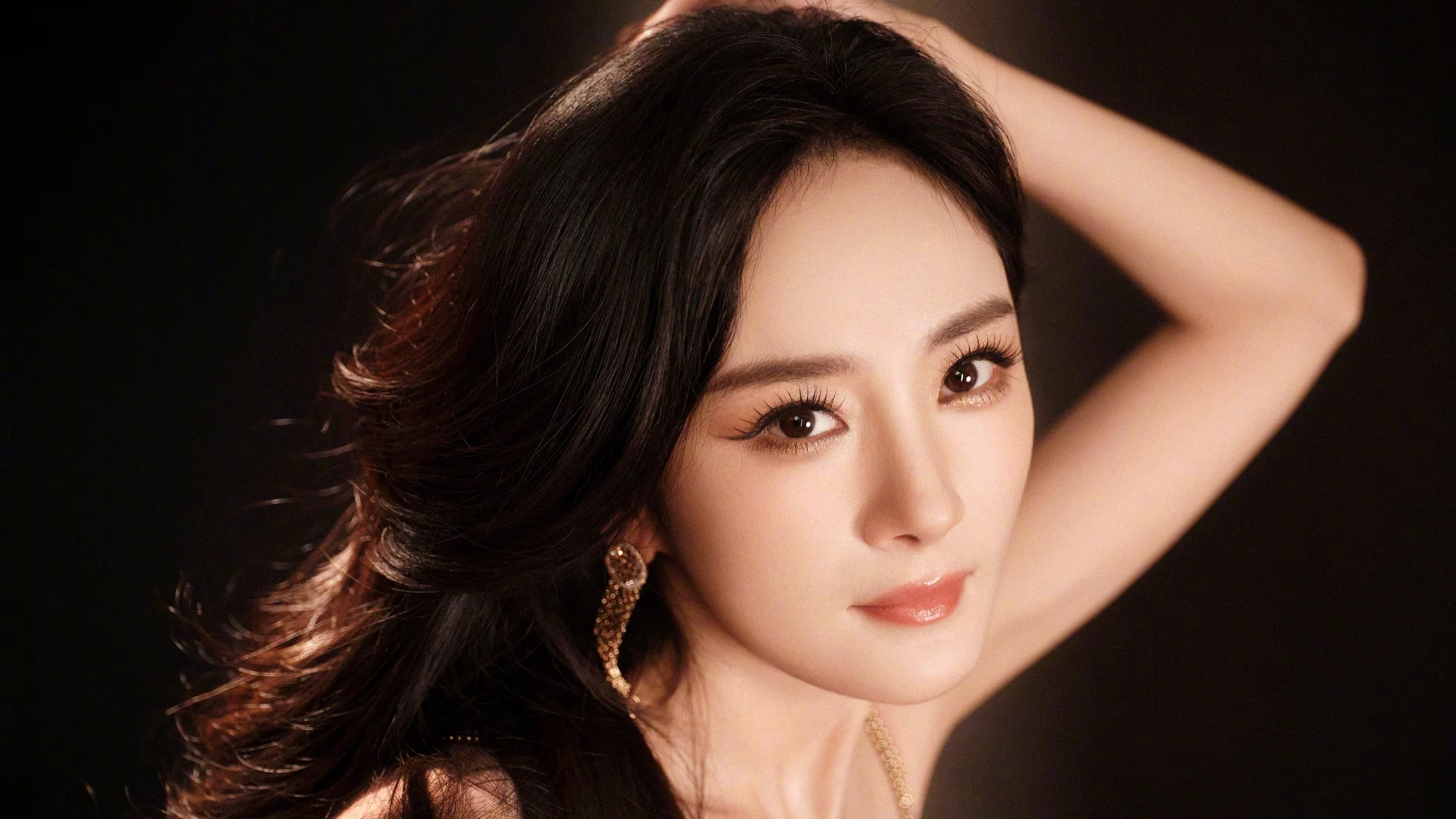 杨幂暖调光影肖像 4K 壁纸 复古轻奢时尚人像写真桌面背景