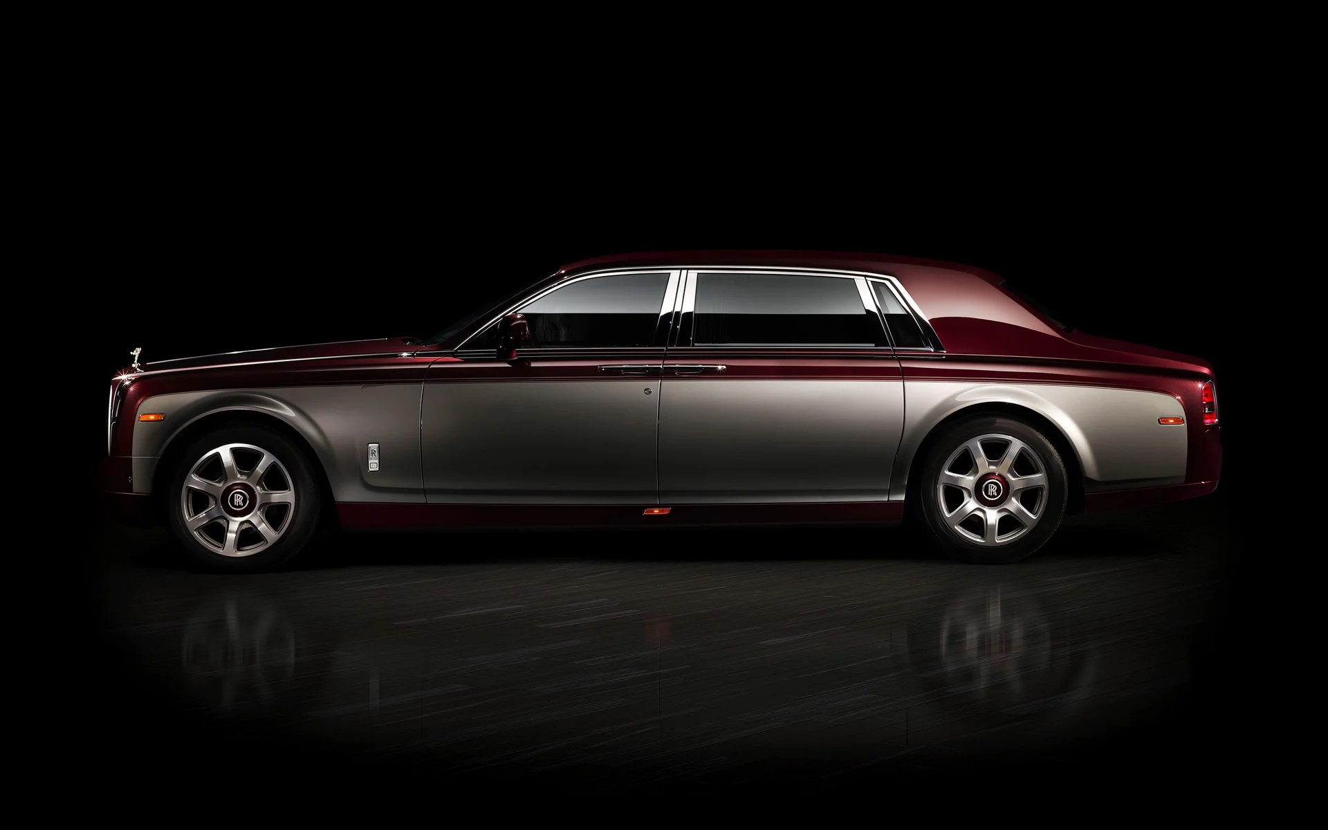 劳斯莱斯幻影红银双拼 4K 豪车壁纸 暗调镜面顶级豪华轿车桌面背景