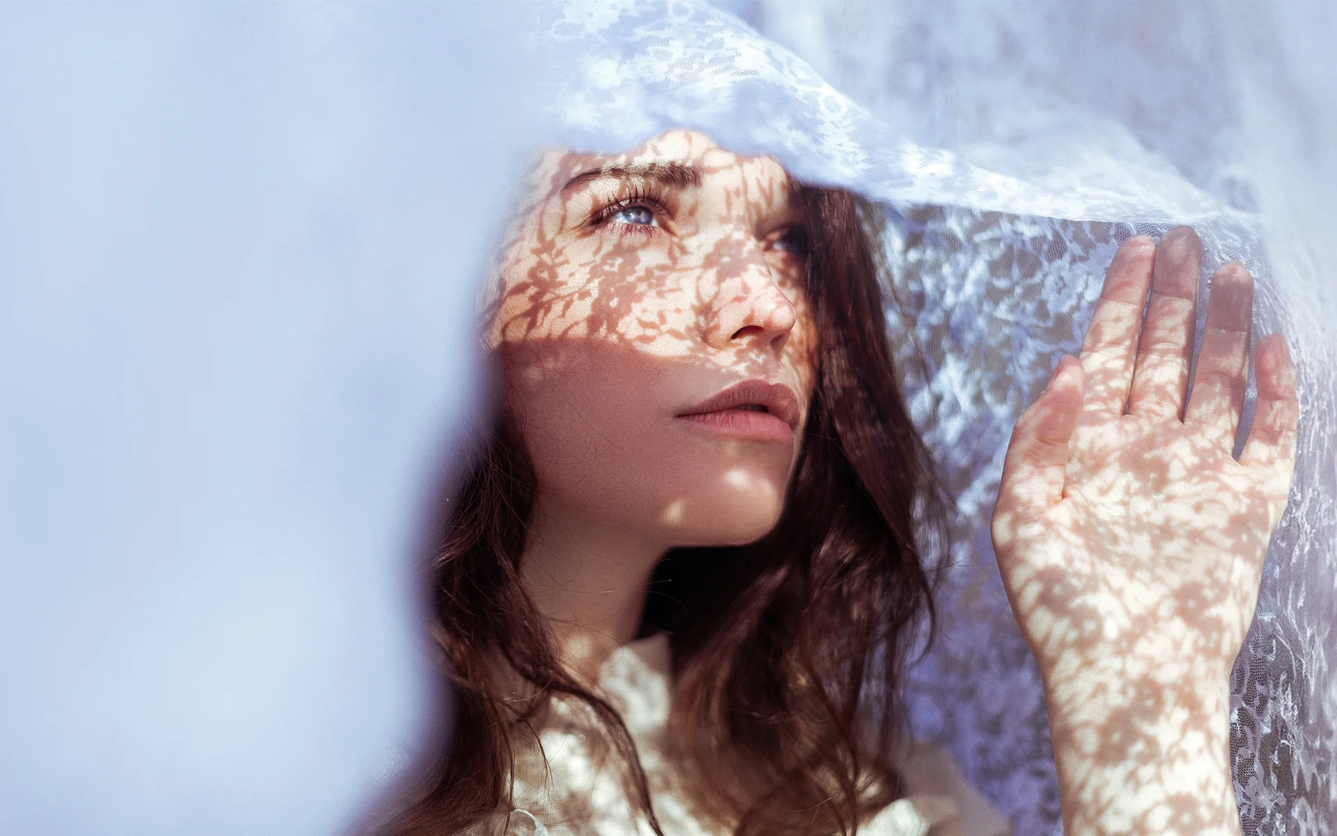 蕾丝纱巾光影人像 4K 时尚写真壁纸 梦幻光影女性肖像桌面背景